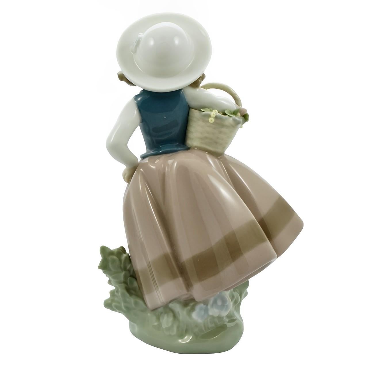 Lladro Dolce Profumo Ragazza in porcellana con fiori circa anni '90 In condizioni buone in vendita a London, GB
