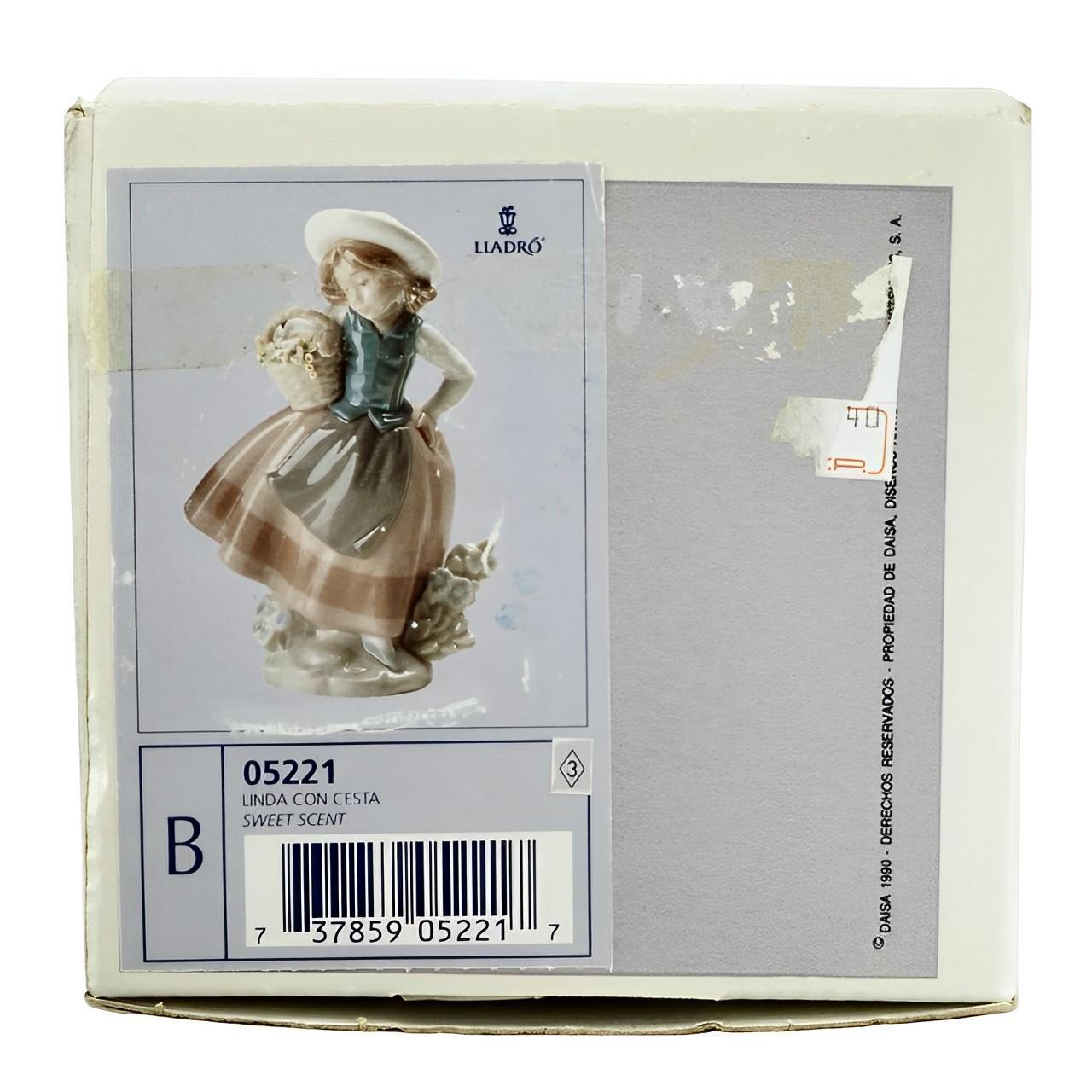 Lladro Dolce Profumo Ragazza in porcellana con fiori circa anni '90 in vendita 1