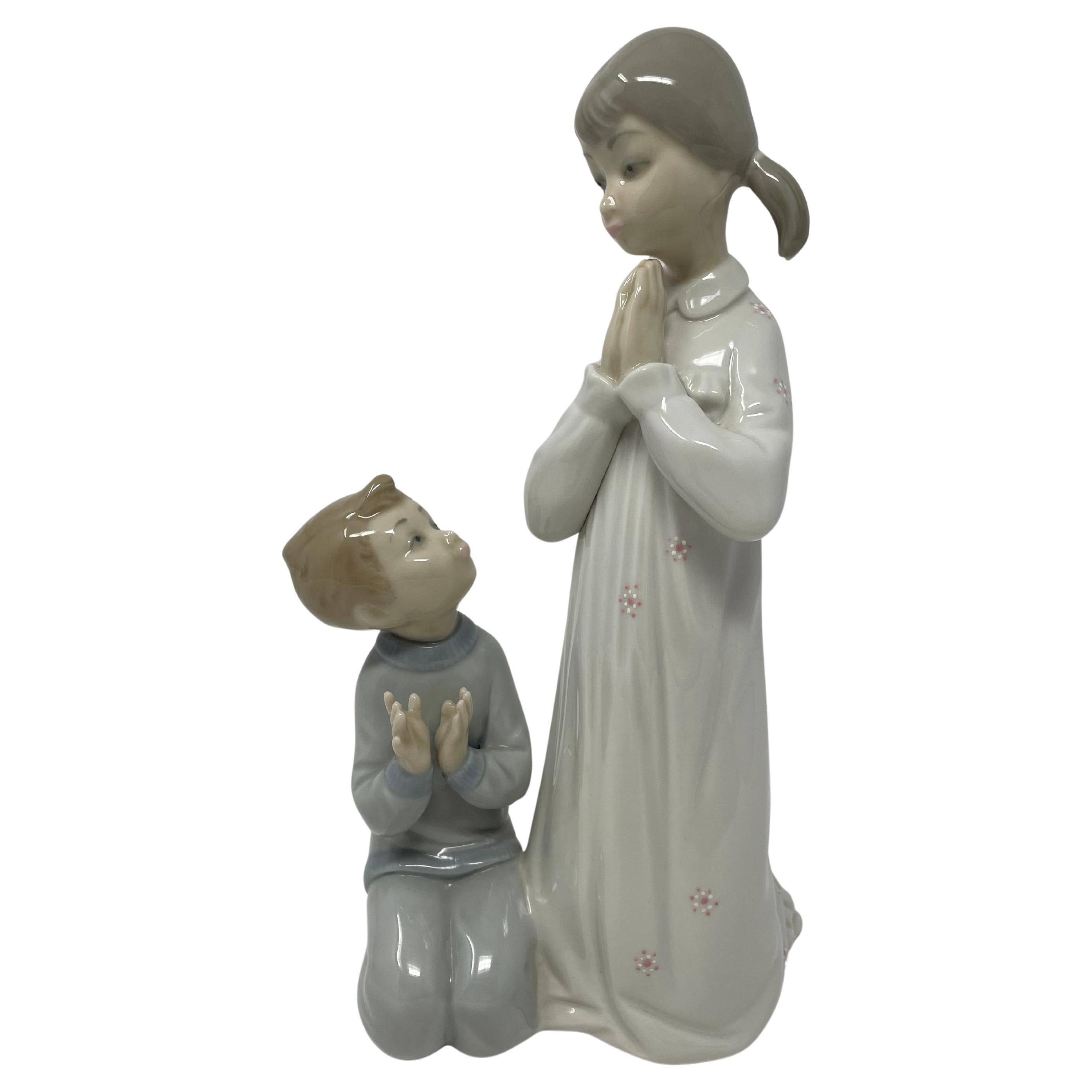 Lladro "Insegnare a pregare" da collezione #04779 in pensione con finitura smaltata in vendita
