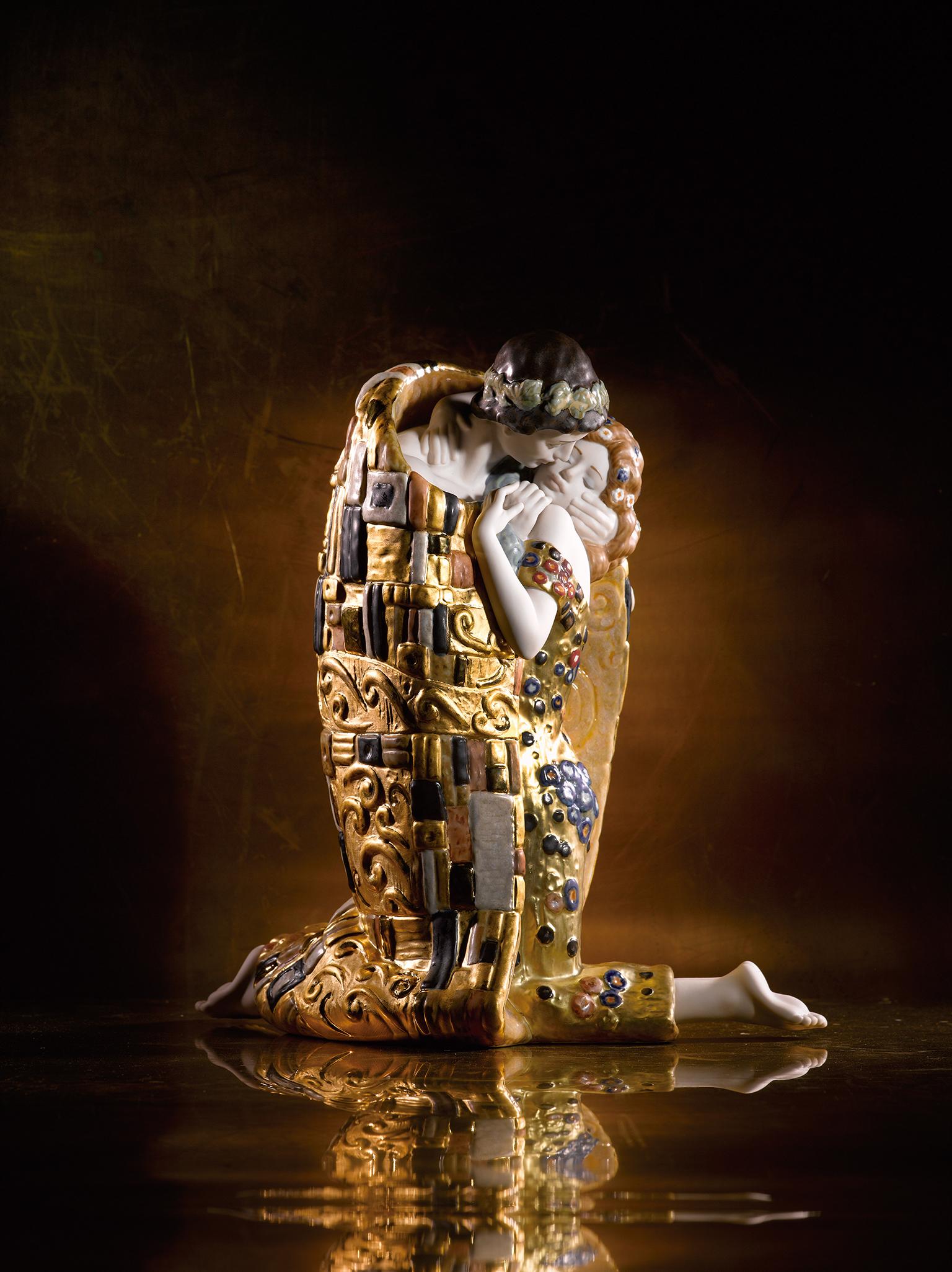 Sculpture en porcelaine d'une représentation de l'œuvre du peintre Gustav Klimt avec une grande décoration avec différents types de lustre doré. Cette pièce, inspirée de l'œuvre la plus célèbre du peintre viennois, a été réalisée à l'occasion du