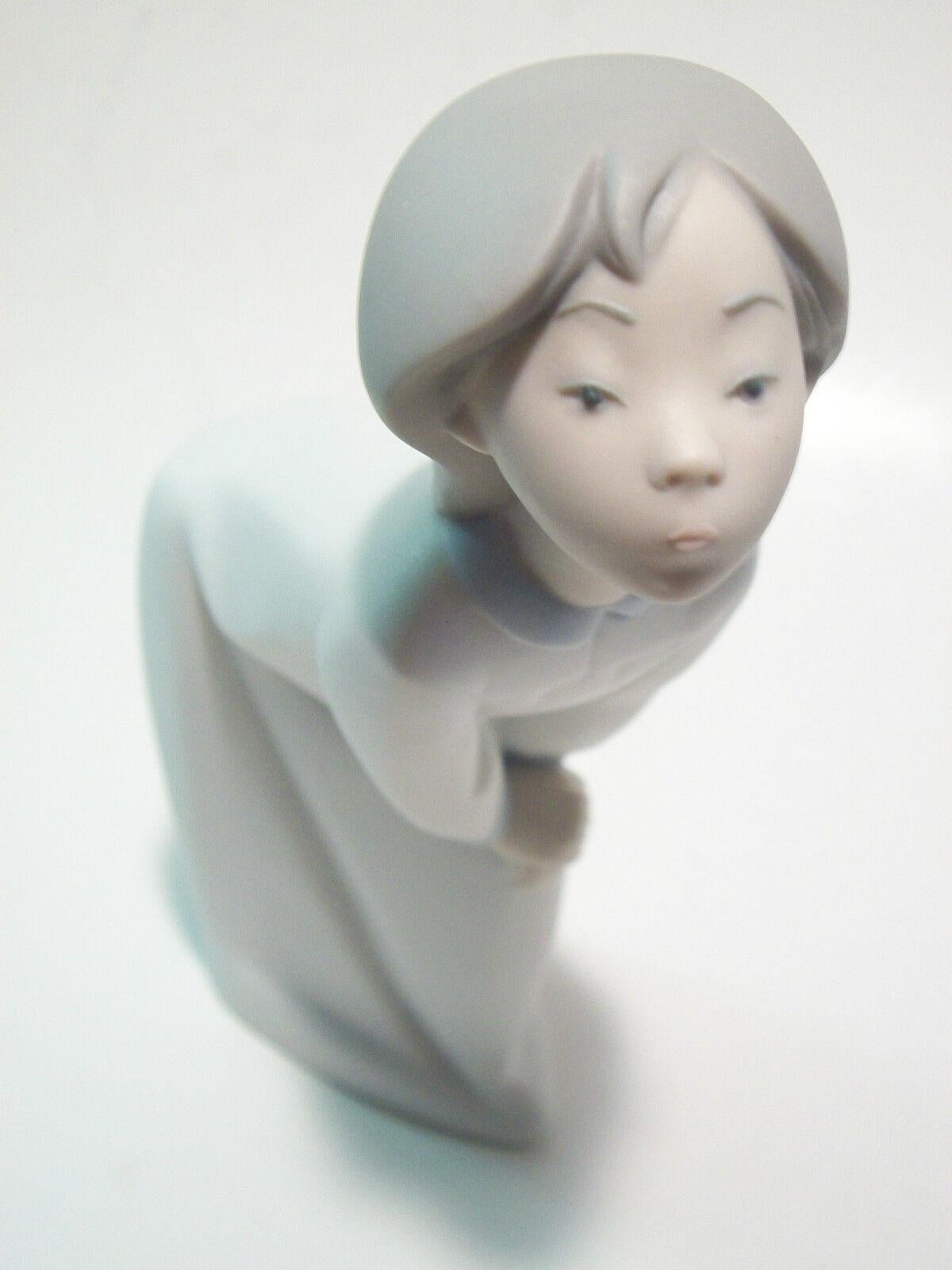 LLADRO - Vintage Bending Girl Figurine - Matte Finish - Spain - 20th Century For Sale 4