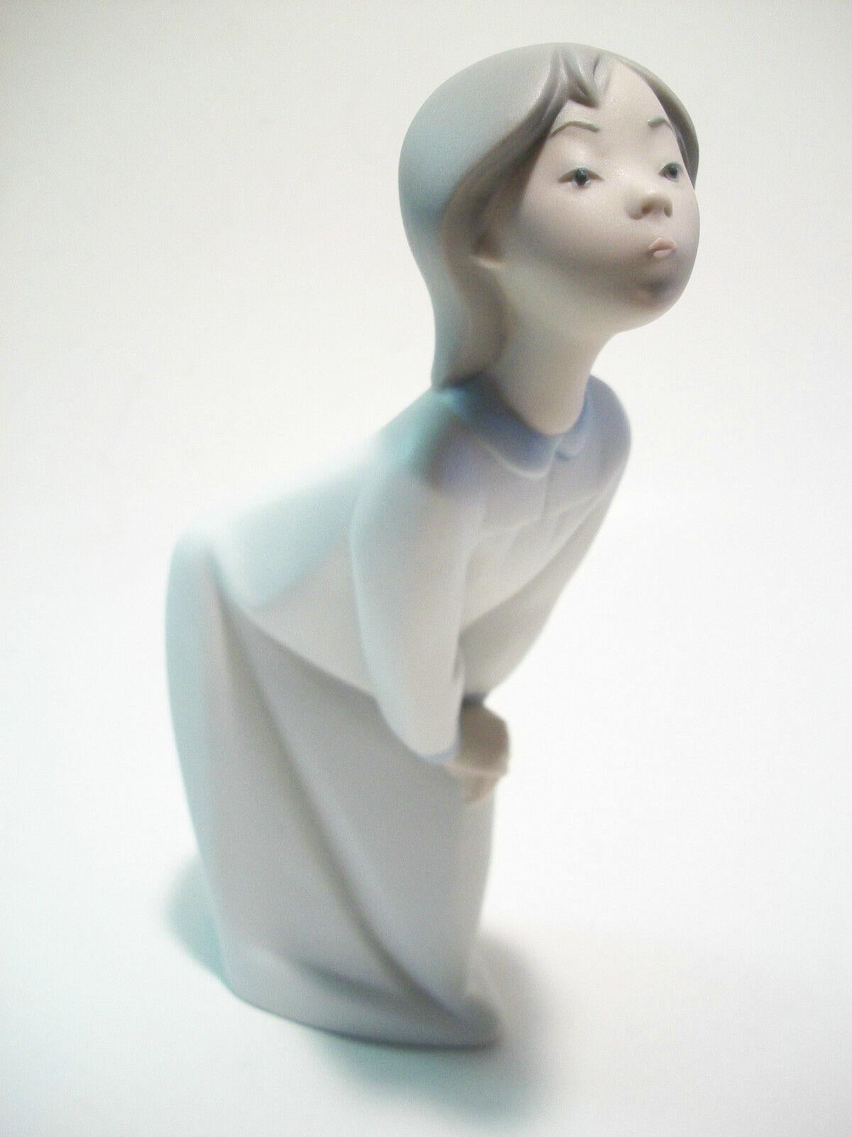LLADRO - Vintage Bending Girl Figurine - Matte Finish - Spain - 20th Century For Sale 6