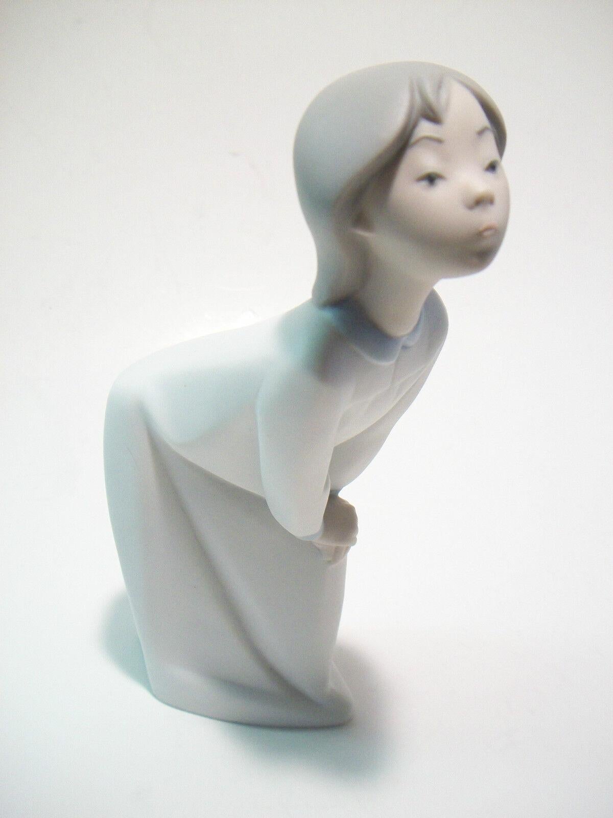 LLADRO - Vintage mattierte Keramikfigur - sich bückendes Mädchen im Nachthemd - ausgemustert - Fabrikstempel auf dem Sockel - Spanien - Mitte 20. Jahrhundert.

Ausgezeichneter Vintage-Zustand - kein Verlust - keine Beschädigung - keine Restaurierung