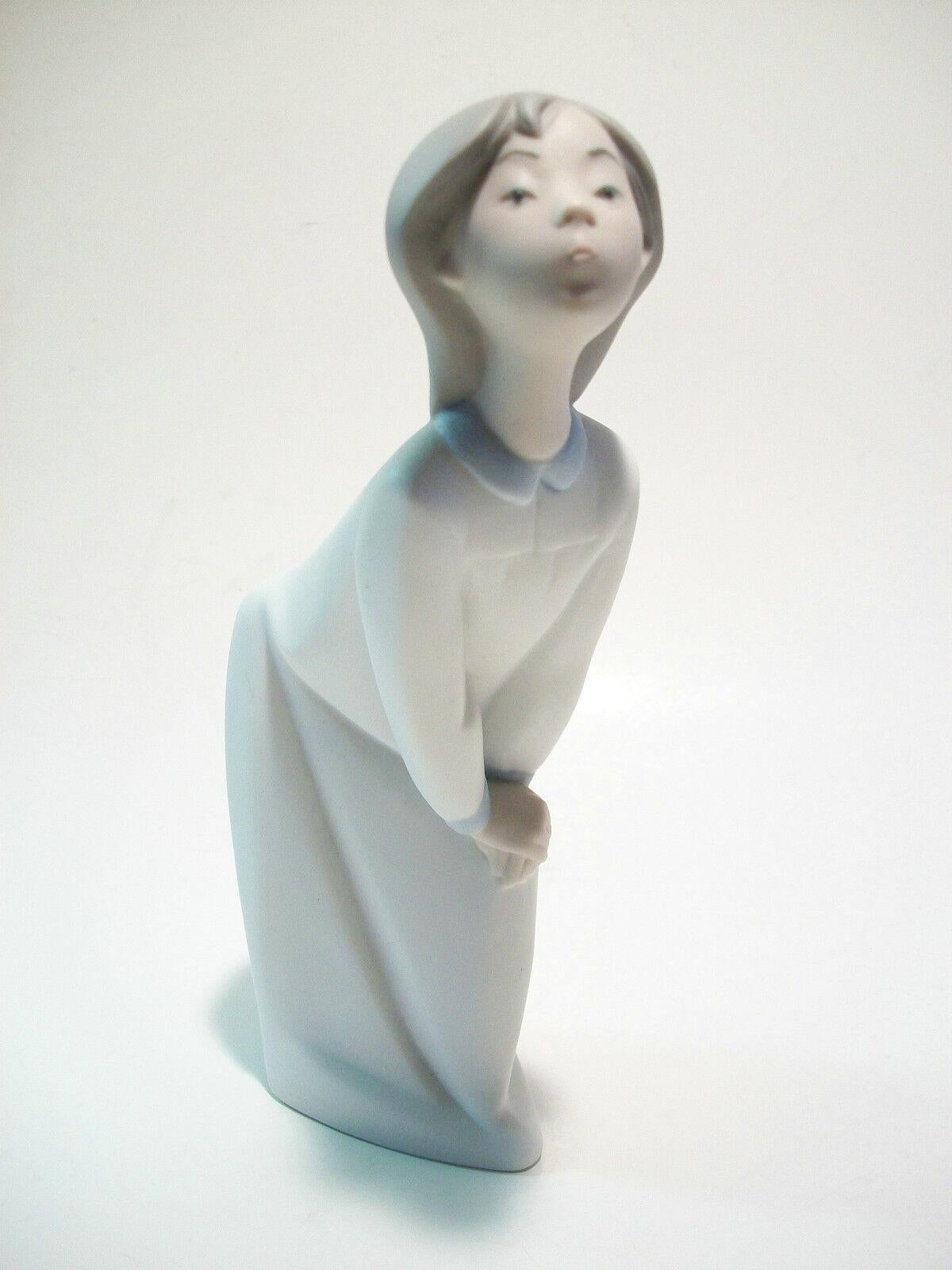 Mid-Century Modern LLADRO - Vintage Bending Girl Figurine - Matte Finish - Spain - 20th Century For Sale