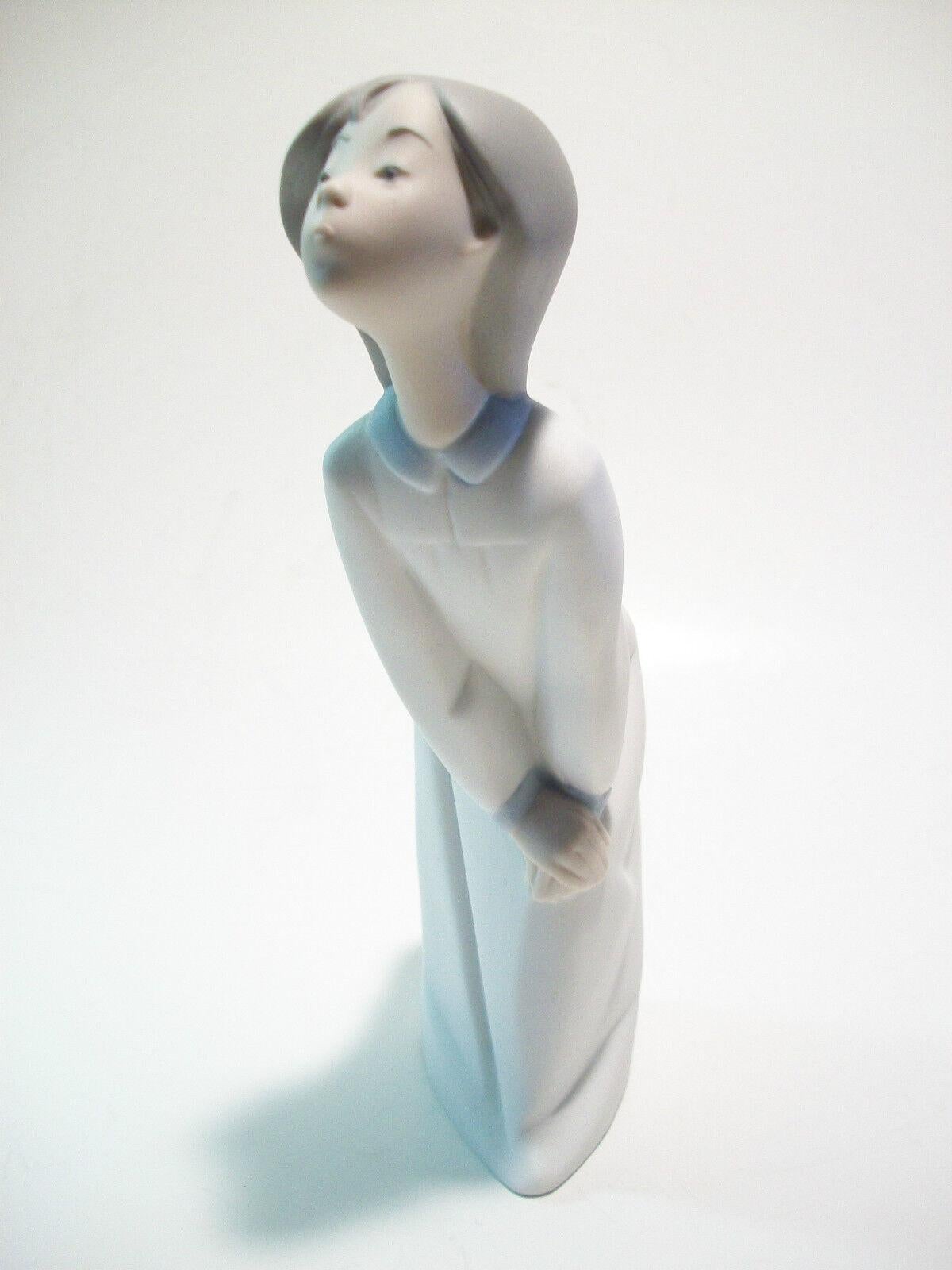 Spanish LLADRO - Vintage Bending Girl Figurine - Matte Finish - Spain - 20th Century For Sale