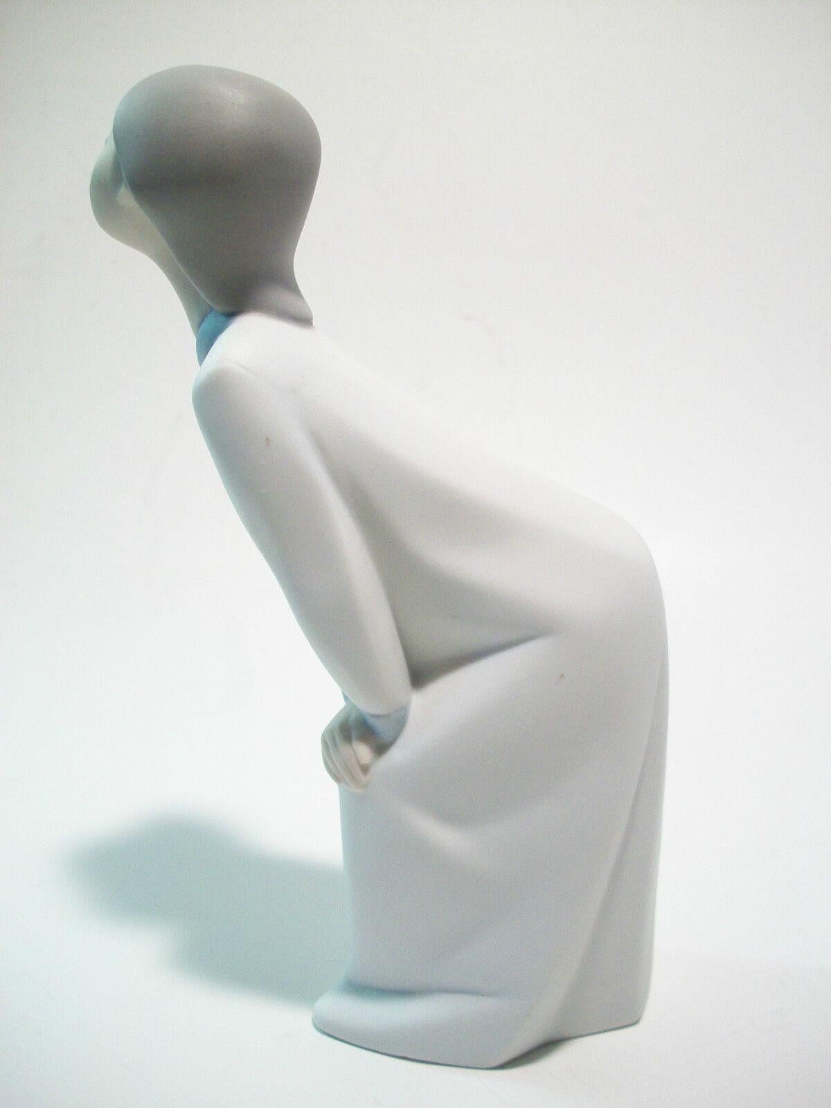Hand-Crafted LLADRO - Vintage Bending Girl Figurine - Matte Finish - Spain - 20th Century For Sale