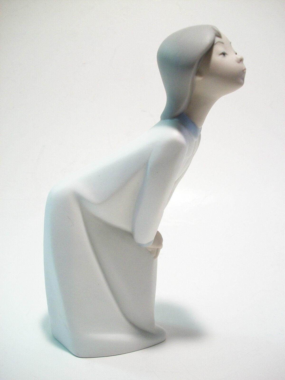 LLADRO - Vintage Bending Girl Figurine - Matte Finish - Spain - 20th Century In Good Condition For Sale In Chatham, ON