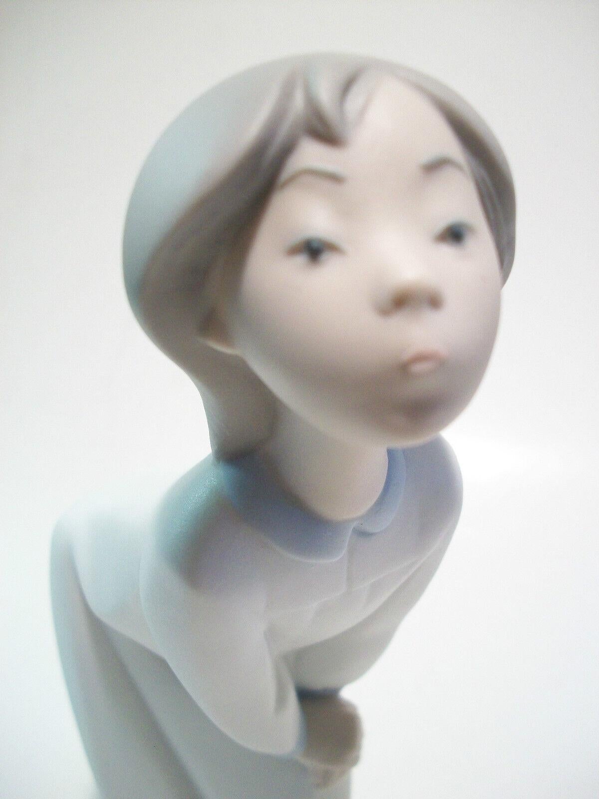 LLADRO - Vintage Bending Girl Figurine - Matte Finish - Spain - 20th Century For Sale 1