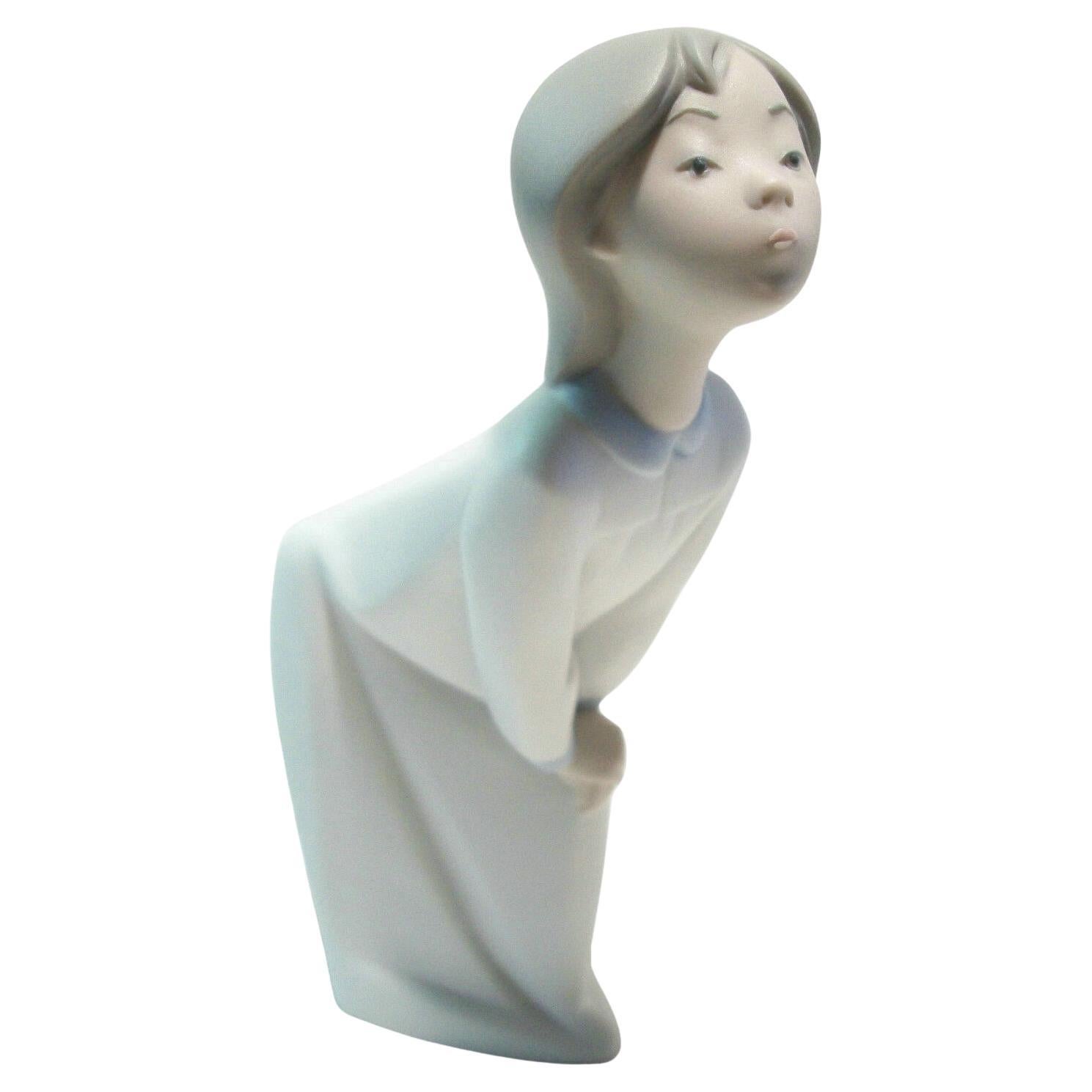 Figurine vintage d'une jeune fille allongée - Finition mate - Espagne - 20e siècle