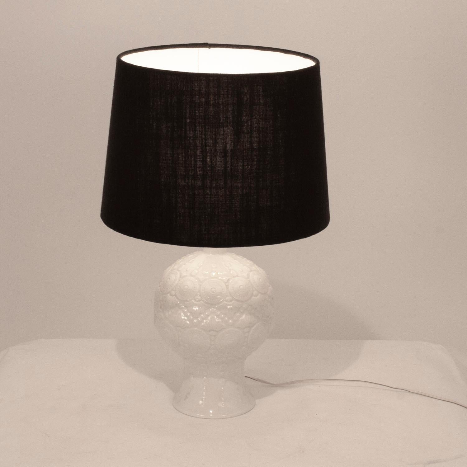 Spanish 1970s Mid-Century Modern Lladró white porcelain table lamp. New black shape in textil.
Good condition.
  