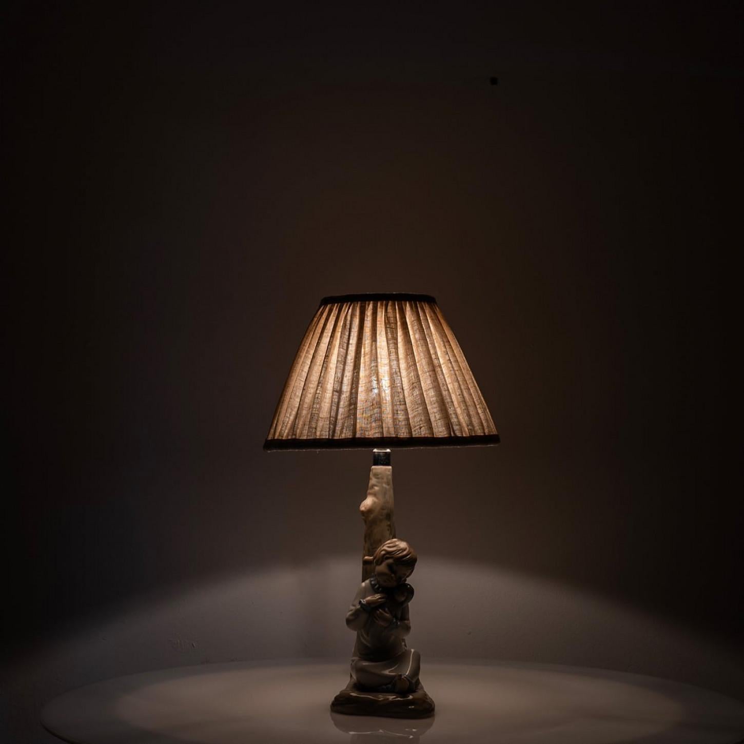 Lladro Zaphir Lámpara de porcelana Niña con muñeca, España Años 70 en venta 2