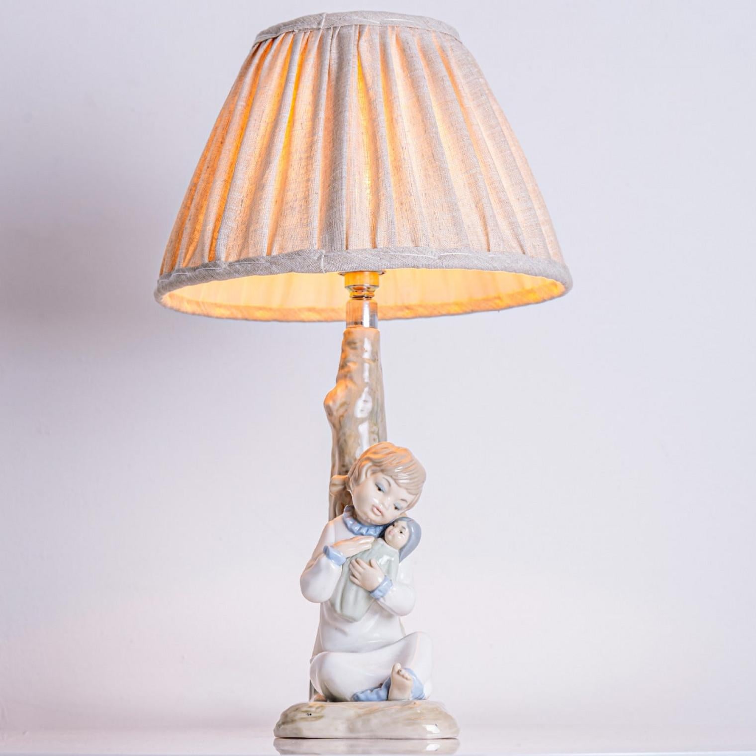 Lladro Zaphir Lámpara de porcelana Niña con muñeca, España Años 70 en venta 5