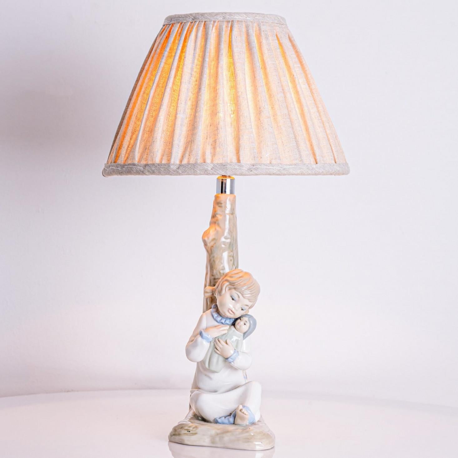 Lladro Zaphir Lámpara de porcelana Niña con muñeca, España Años 70 Otro en venta