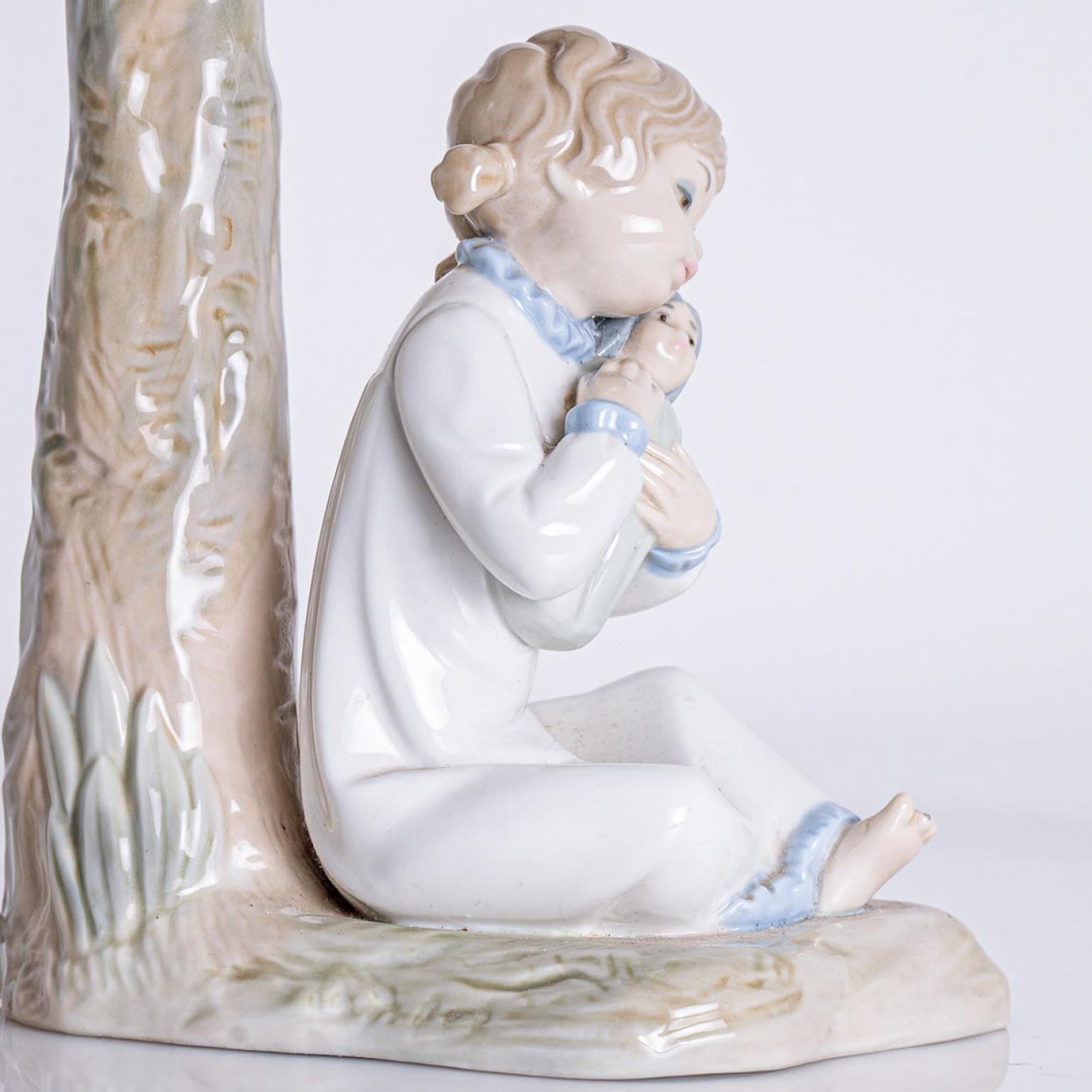 Lladro Zaphir Lámpara de porcelana Niña con muñeca, España Años 70 en Bueno estado para la venta en Rijssen, NL
