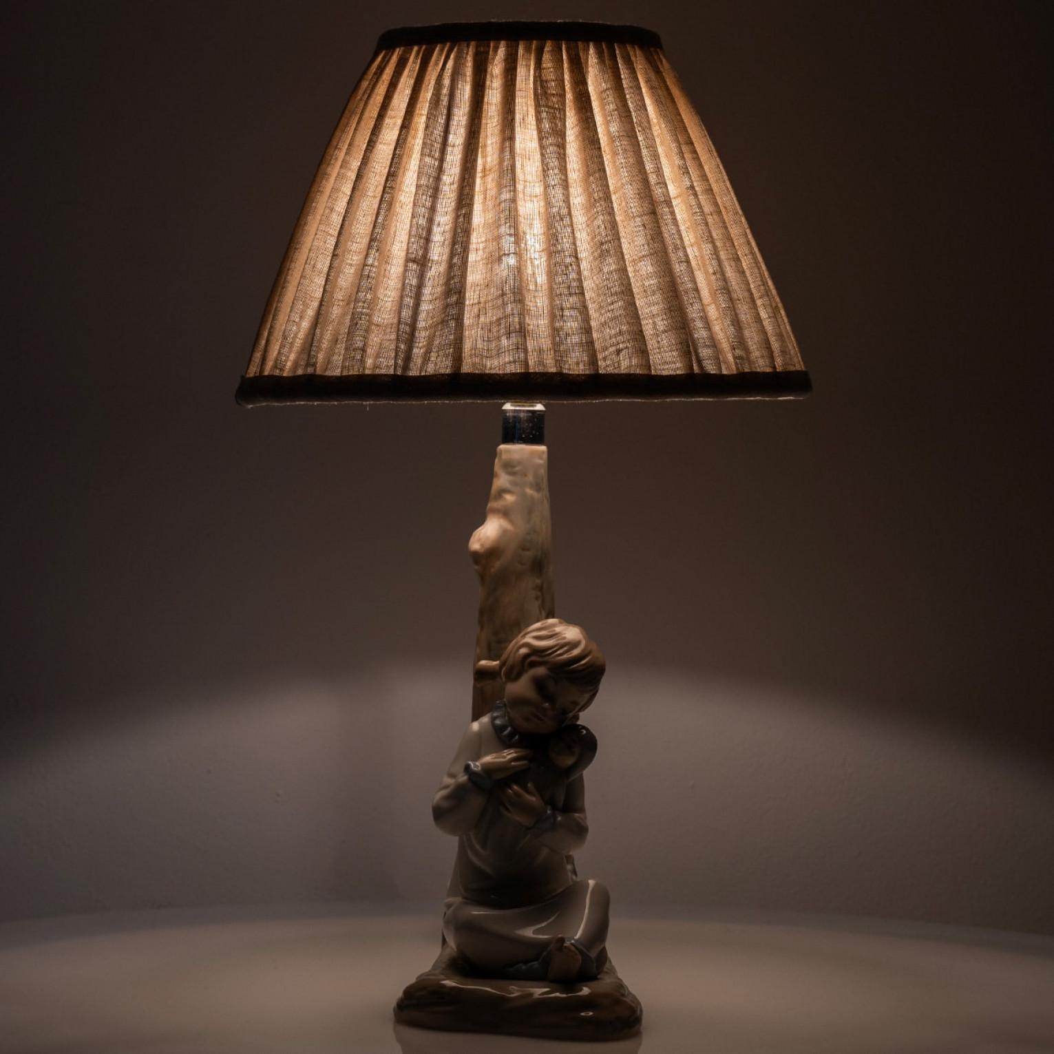 Lladro Zaphir Lámpara de porcelana Niña con muñeca, España Años 70 finales del siglo XX en venta