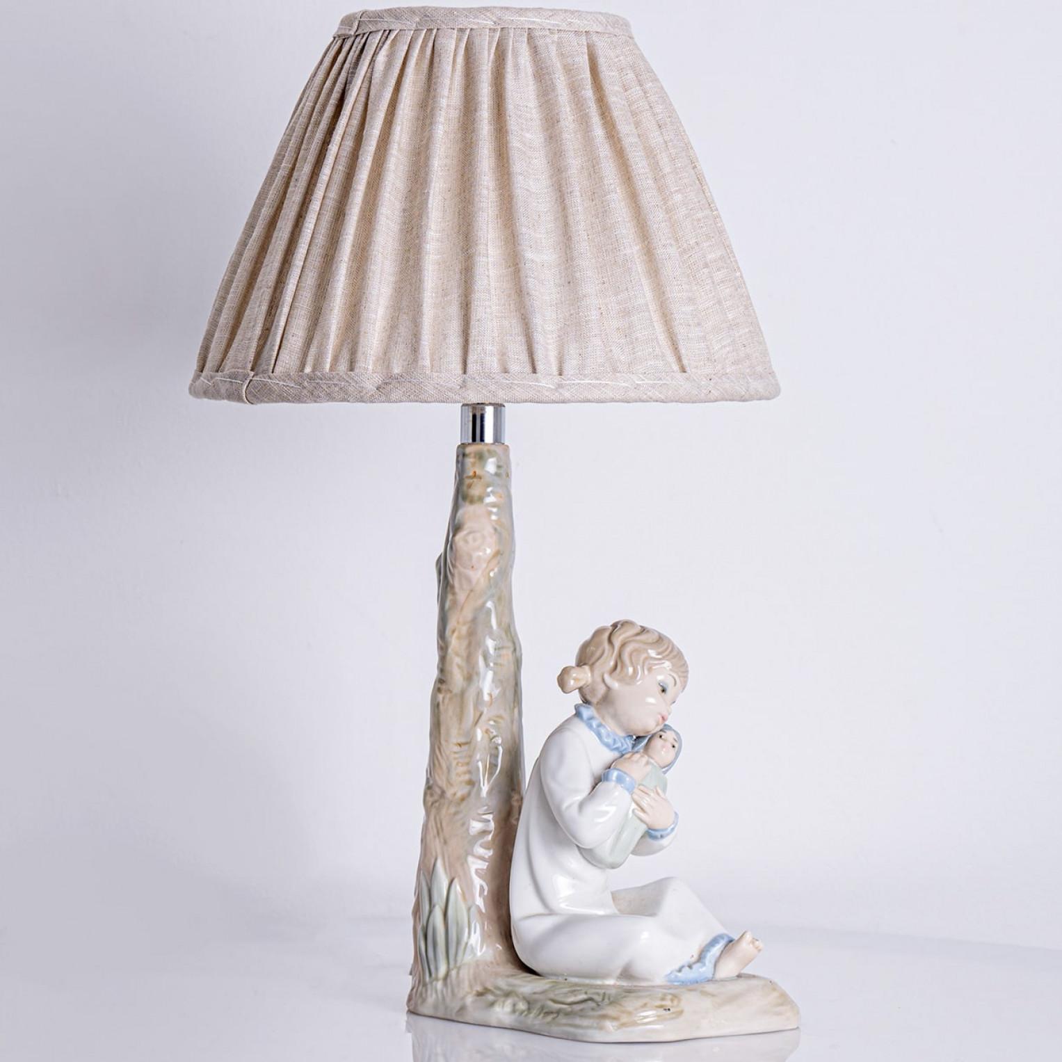 Lladro Zaphir Lámpara de porcelana Niña con muñeca, España Años 70 Porcelana en venta