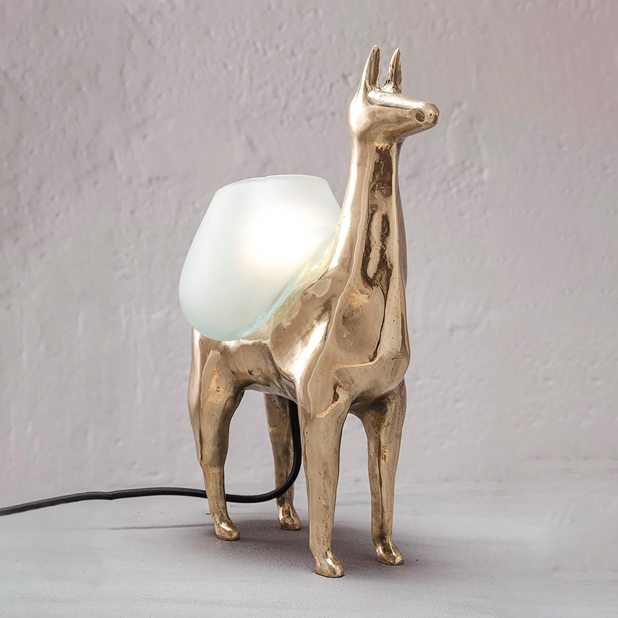 Lámpara de mesa decorativa Llama en bronce pulido y cristal by Estudio Andean
Dimensiones: P 25 x An 10 x Al 34,5 cm. 
Materiales: Bronce y cristal.

Todas nuestras lámparas pueden cablearse según cada país. Si se vende a EE.UU., se cableará para