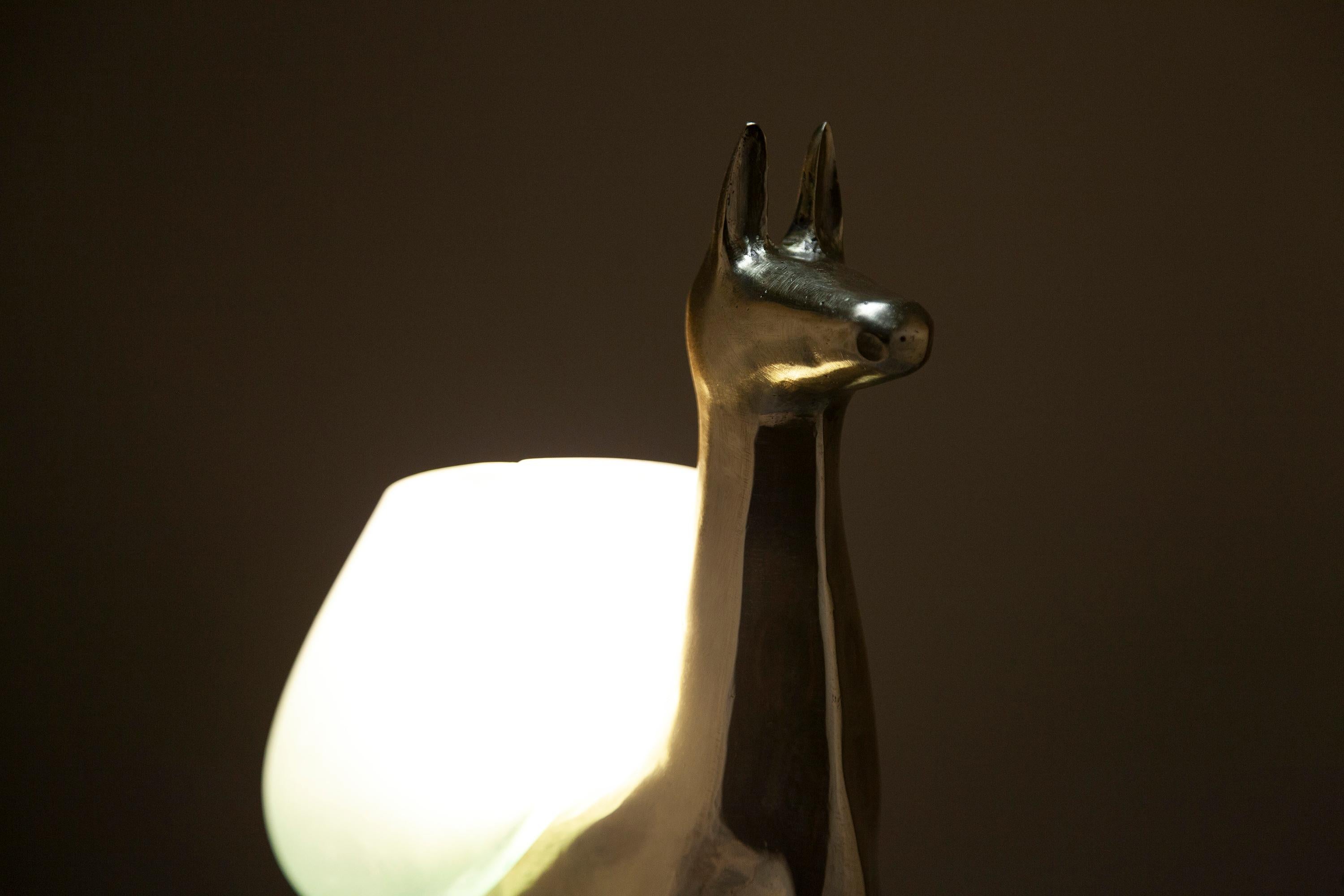 Lámpara de mesa decorativa Llama en bronce pulido y cristal by Estudio Andean Posmoderno en venta