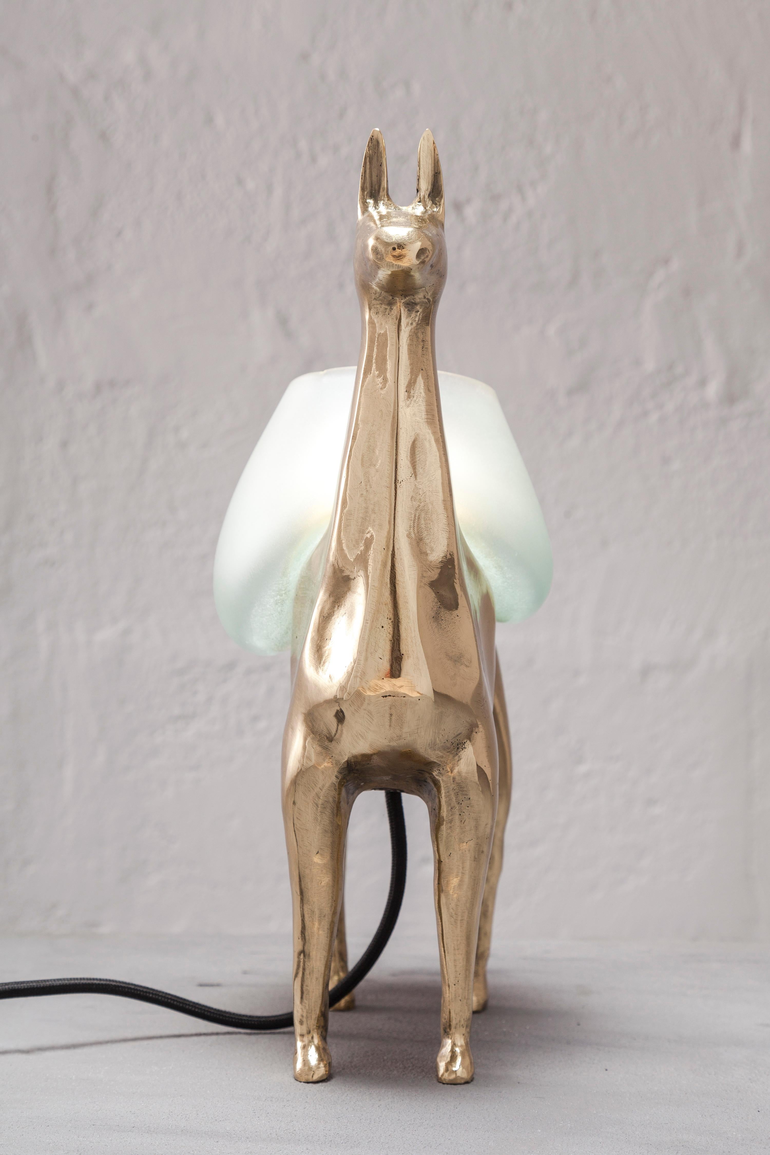 Lámpara de mesa decorativa Llama en bronce pulido y cristal by Estudio Andean Otro en venta