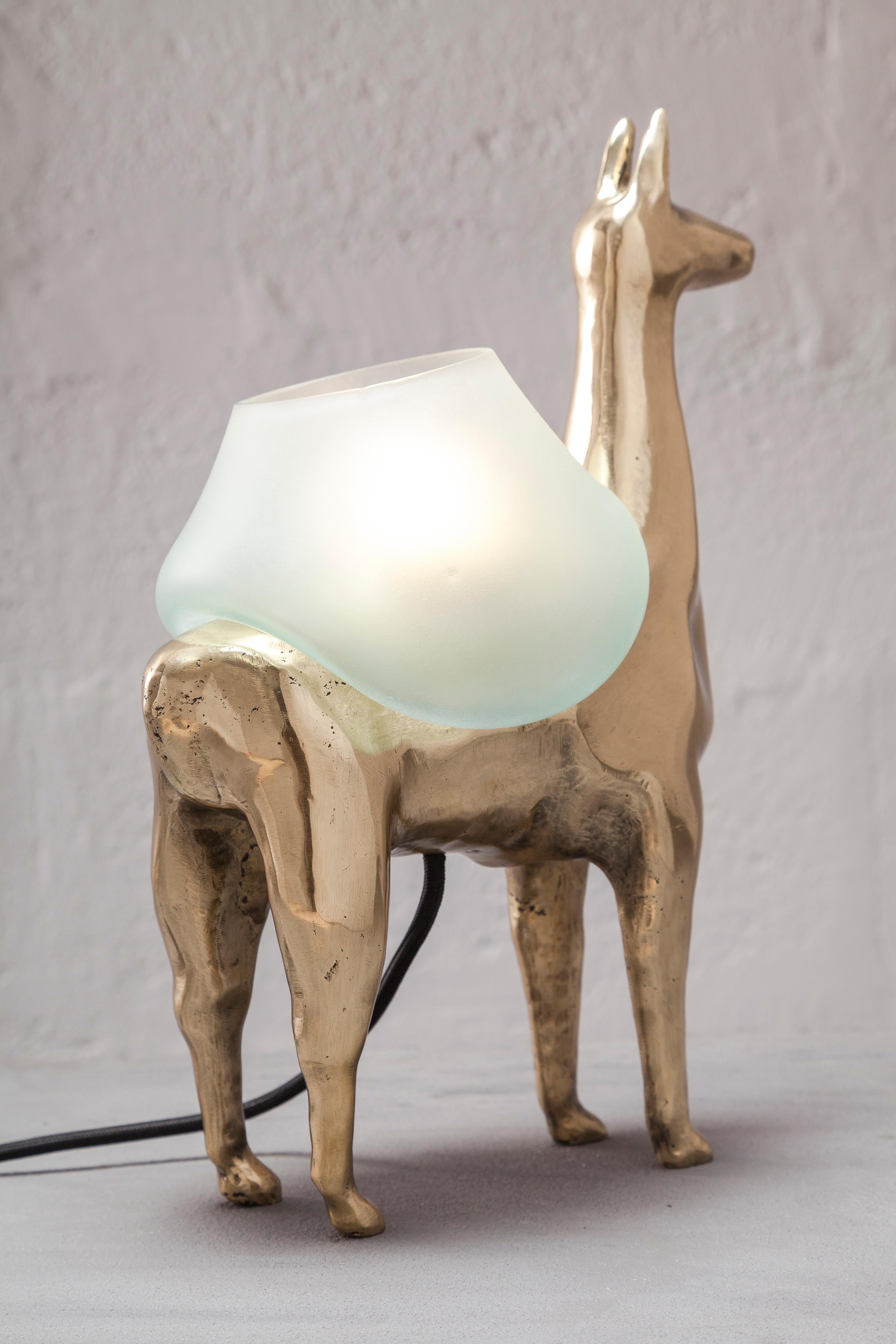 Lámpara de mesa decorativa Llama en bronce pulido y cristal by Estudio Andean en Nuevo estado para la venta en Geneve, CH