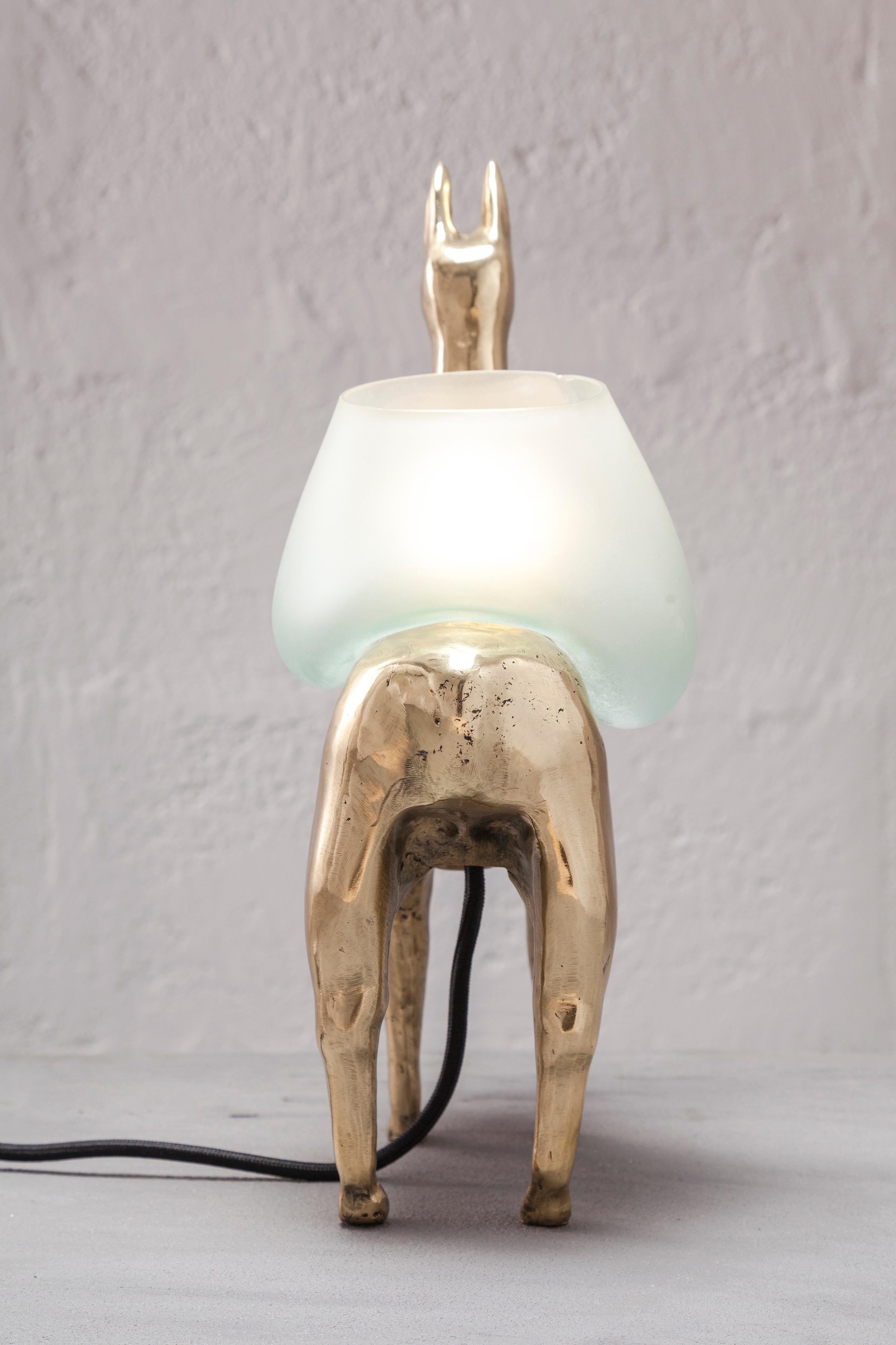Lámpara de mesa decorativa Llama en bronce pulido y cristal by Estudio Andean Siglo XXI y contemporáneo en venta