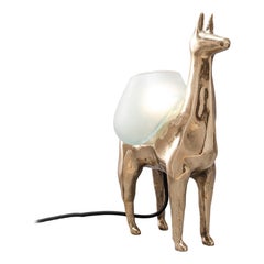 Lámpara de mesa decorativa Llama en bronce pulido y cristal by Estudio Andean