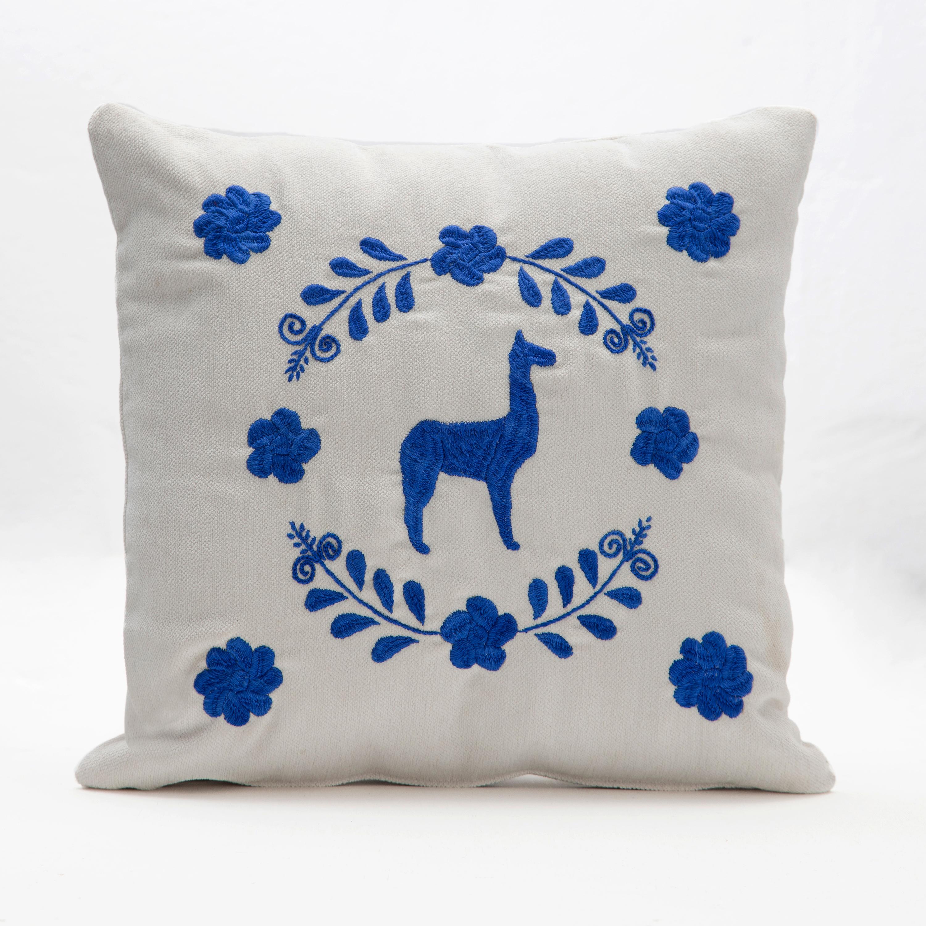 Dekorative Kissen mit handgesticktem Lama-Motiv aus Zuleta, Imbabura, und wasserfestem Samt oder Möbelstoff.

Diese luxuriösen Zierkissen sind mit handgefertigten Stickereien, handgewebten Gürteln, handwerklich hergestelltem Schafsleder und