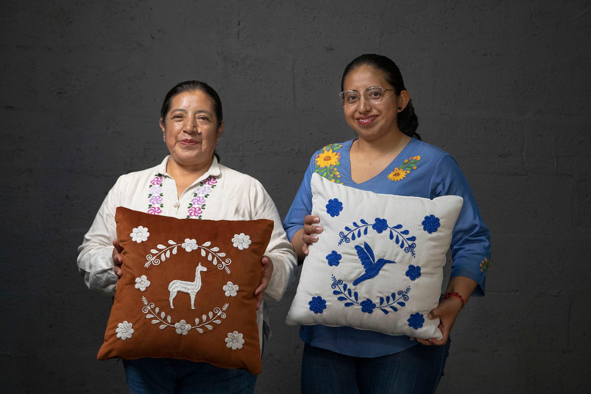 Cuscini decorativi ricamati a mano LLAMA in velluto di Oliver di ANDEAN, Set di 2 in vendita 3