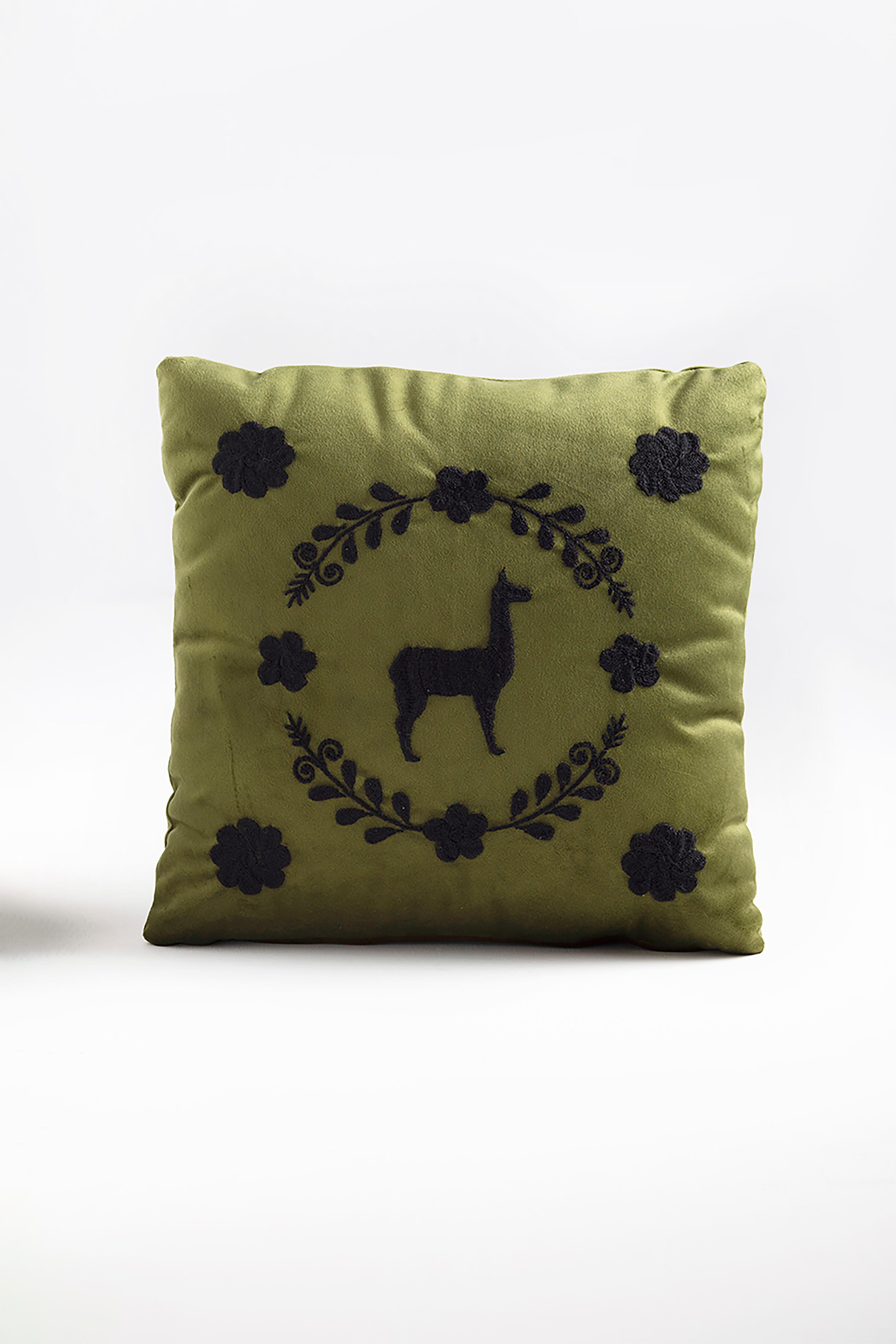 Decorative pillows with hand-embroidered llama motif from Zuleta, Imbabura, and waterproof velvet or upholstery fabric.

These decorative cushions are carefully hand-crafted with cotton embroidery and enriched with accents of sheep fur and leather.