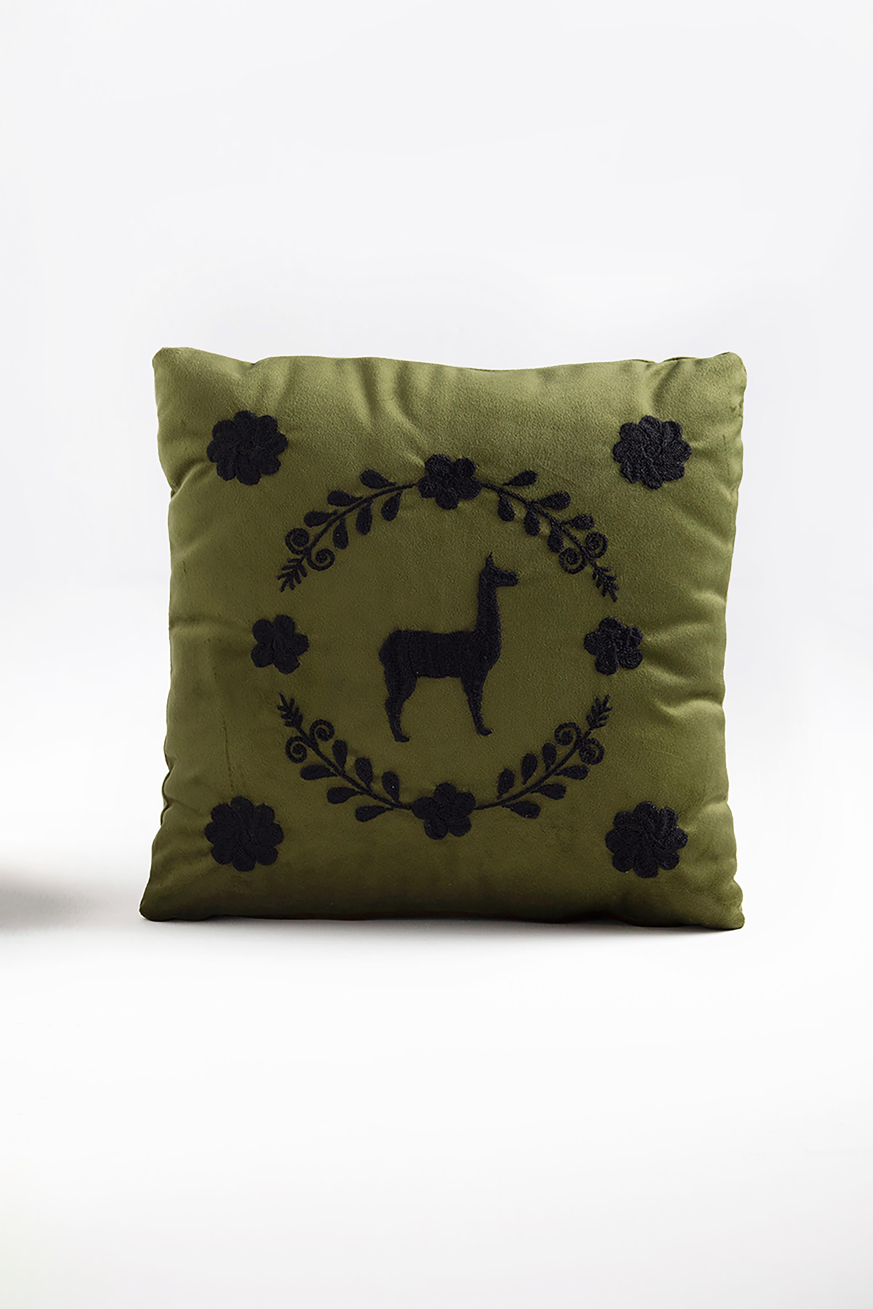 Cuscini decorativi con motivo di lama ricamato a mano da Zuleta, Imbabura, e velluto impermeabile o tessuto per tappezzeria.

Questi cuscini decorativi, che abbracciano un lusso sontuoso, presentano ricami fatti a mano, cinghie intrecciate a mano,