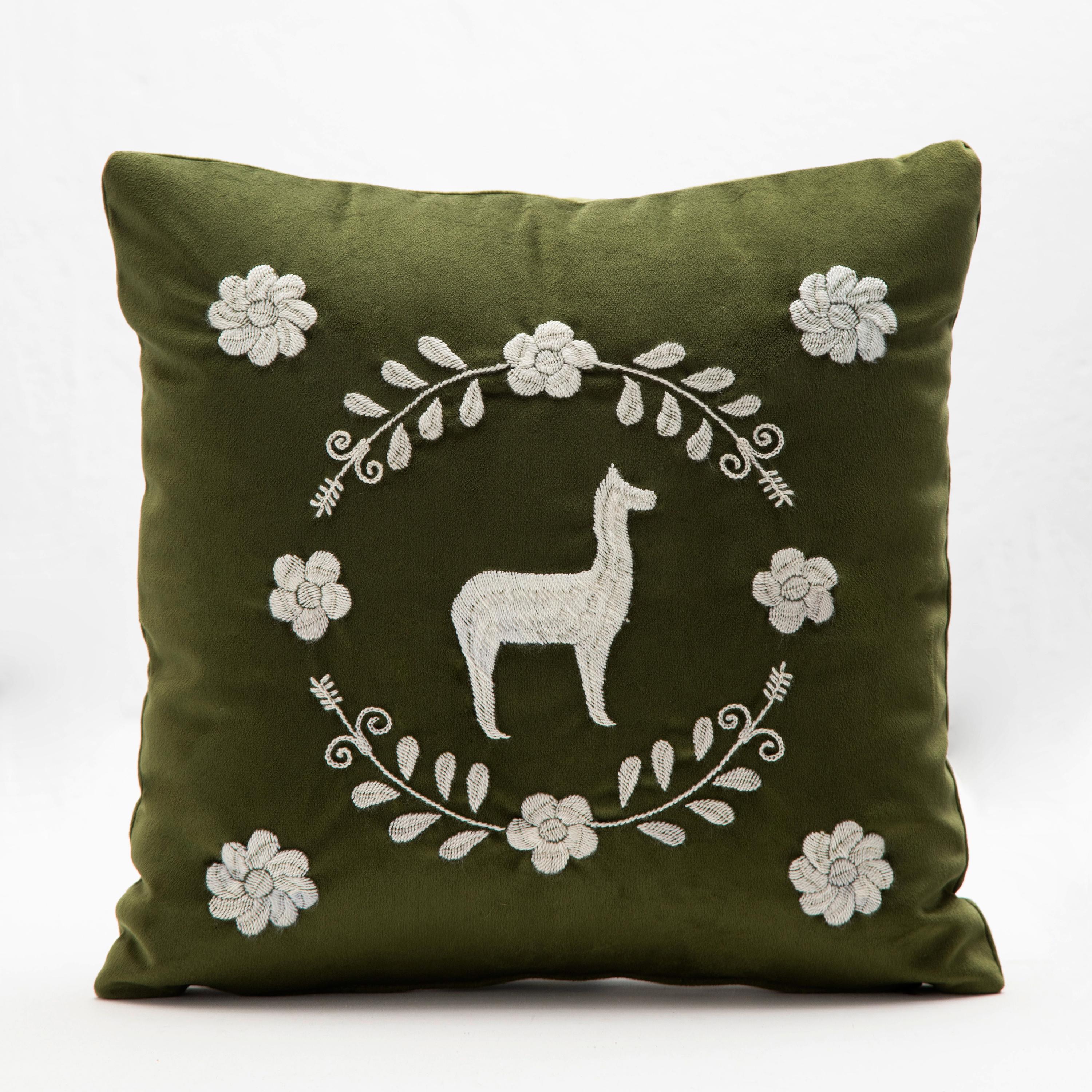 Cuscini decorativi con motivo di lama ricamato a mano da Zuleta, Imbabura, e velluto impermeabile o tessuto per tappezzeria.

Questi cuscini decorativi, che abbracciano un lusso sontuoso, presentano ricami fatti a mano, cinghie intrecciate a mano,
