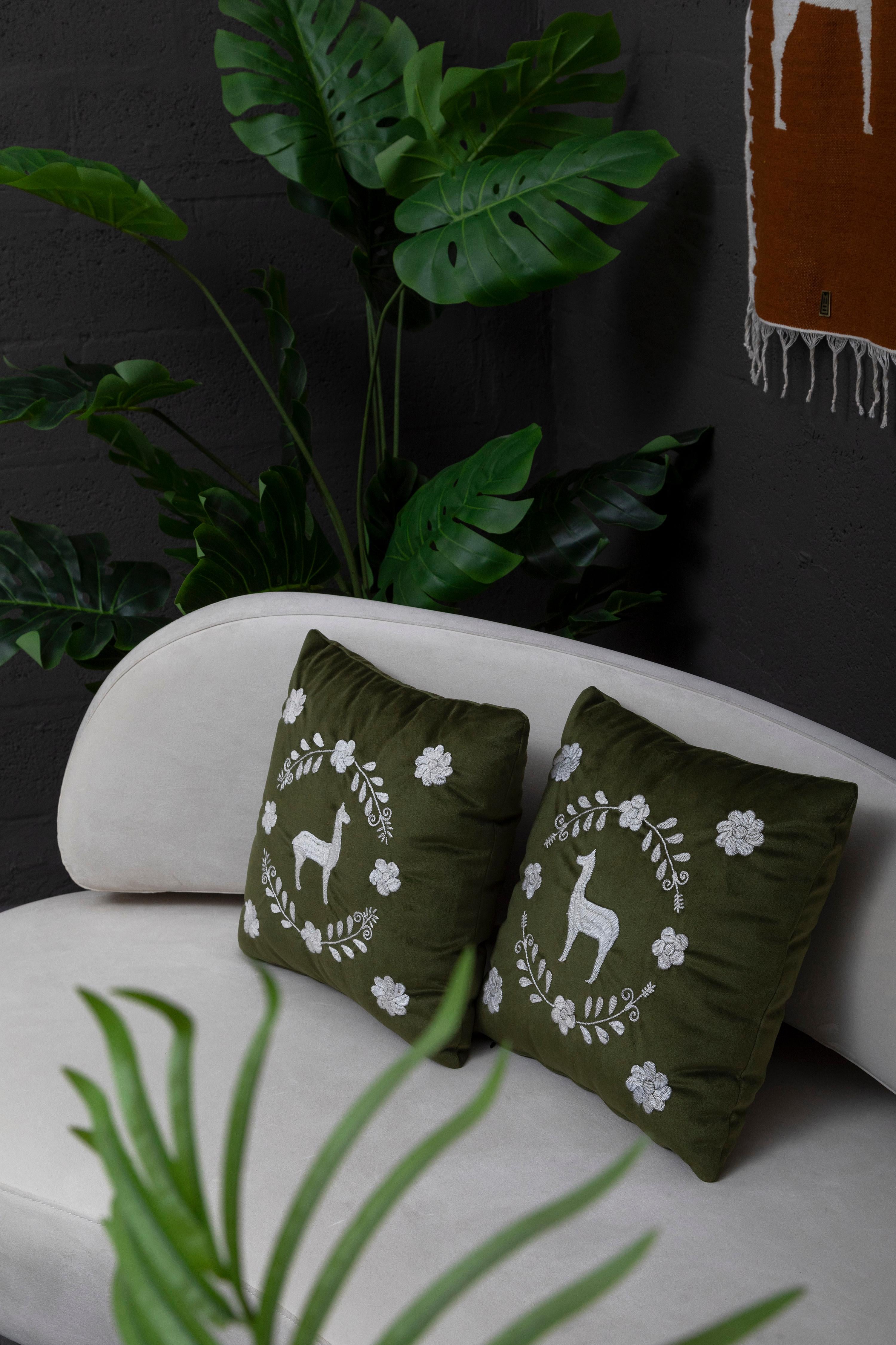 Ricamato Cuscini decorativi ricamati a mano LLAMA in velluto di Oliver di ANDEAN, Set di 2 in vendita