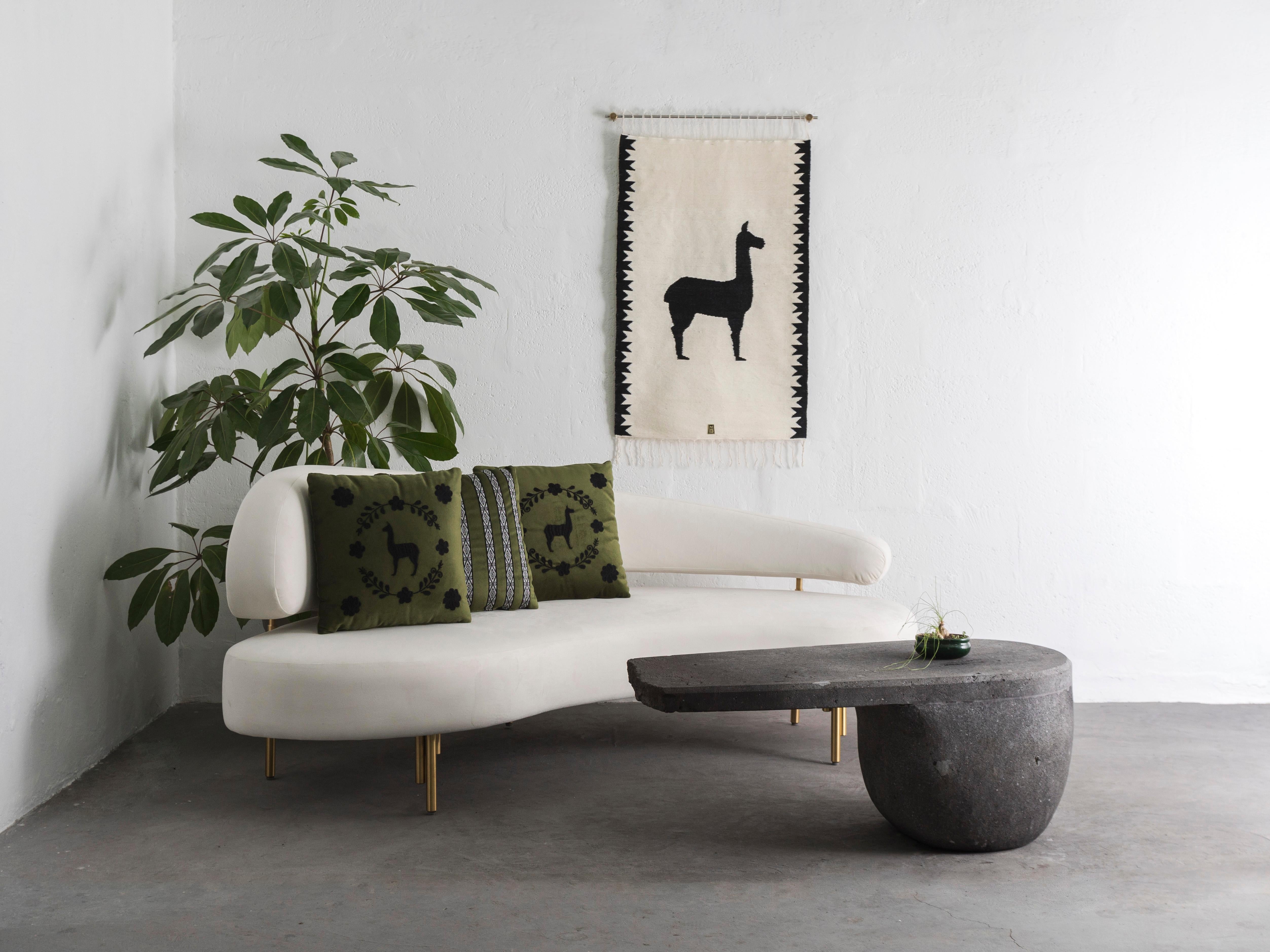 Ecuadoriano Cuscini decorativi ricamati a mano LLAMA in velluto di Oliver di ANDEAN, Set di 2 in vendita
