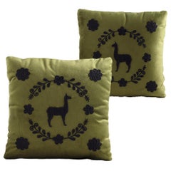 Coussins décoratifs LLAMA brodés à la main en velours olive par ANDEAN, lot de 2