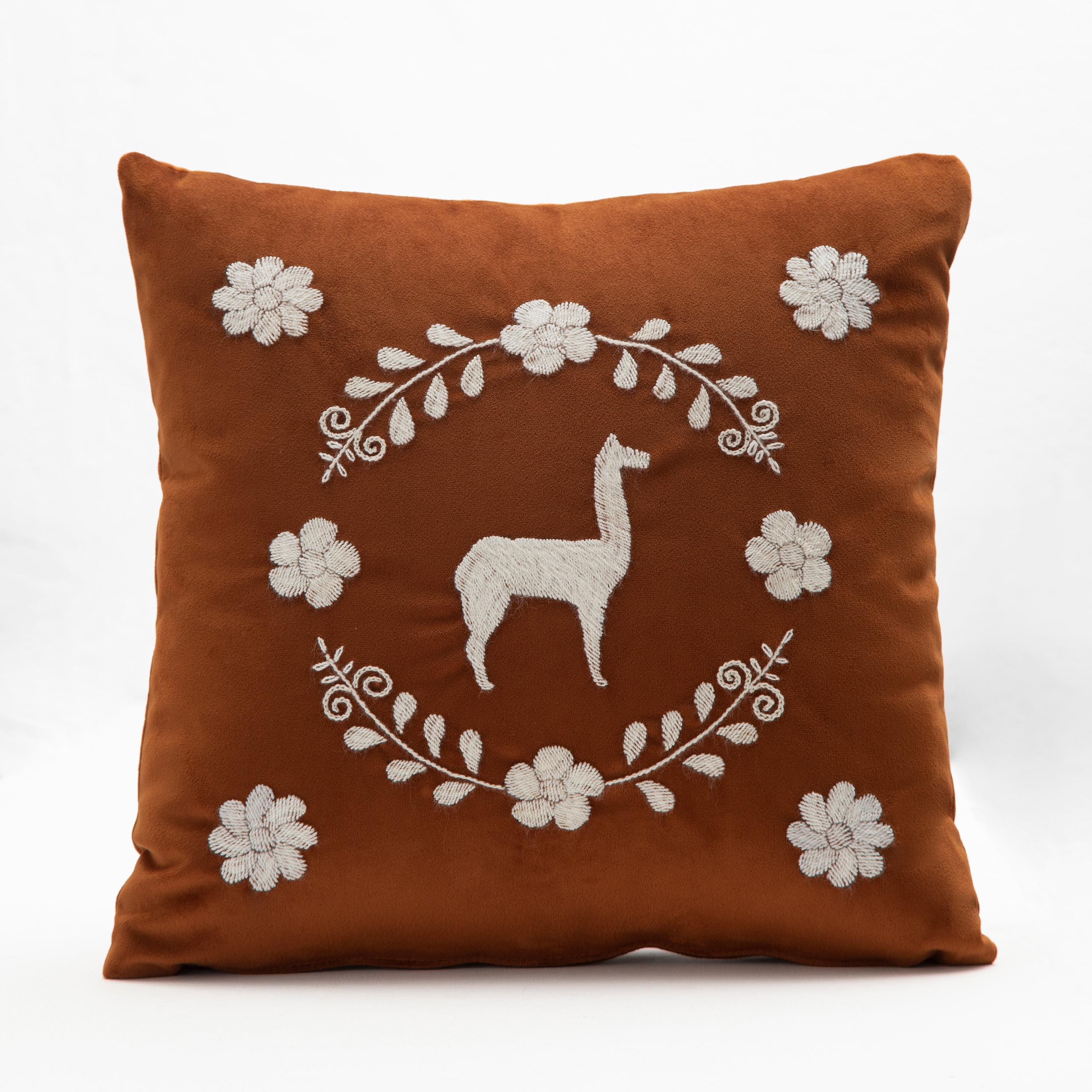 Cuscini decorativi con motivo di lama ricamato a mano da Zuleta, Imbabura, e velluto impermeabile o tessuto per tappezzeria.

Questi cuscini decorativi, che abbracciano un lusso sontuoso, presentano ricami fatti a mano, cinghie intrecciate a mano,