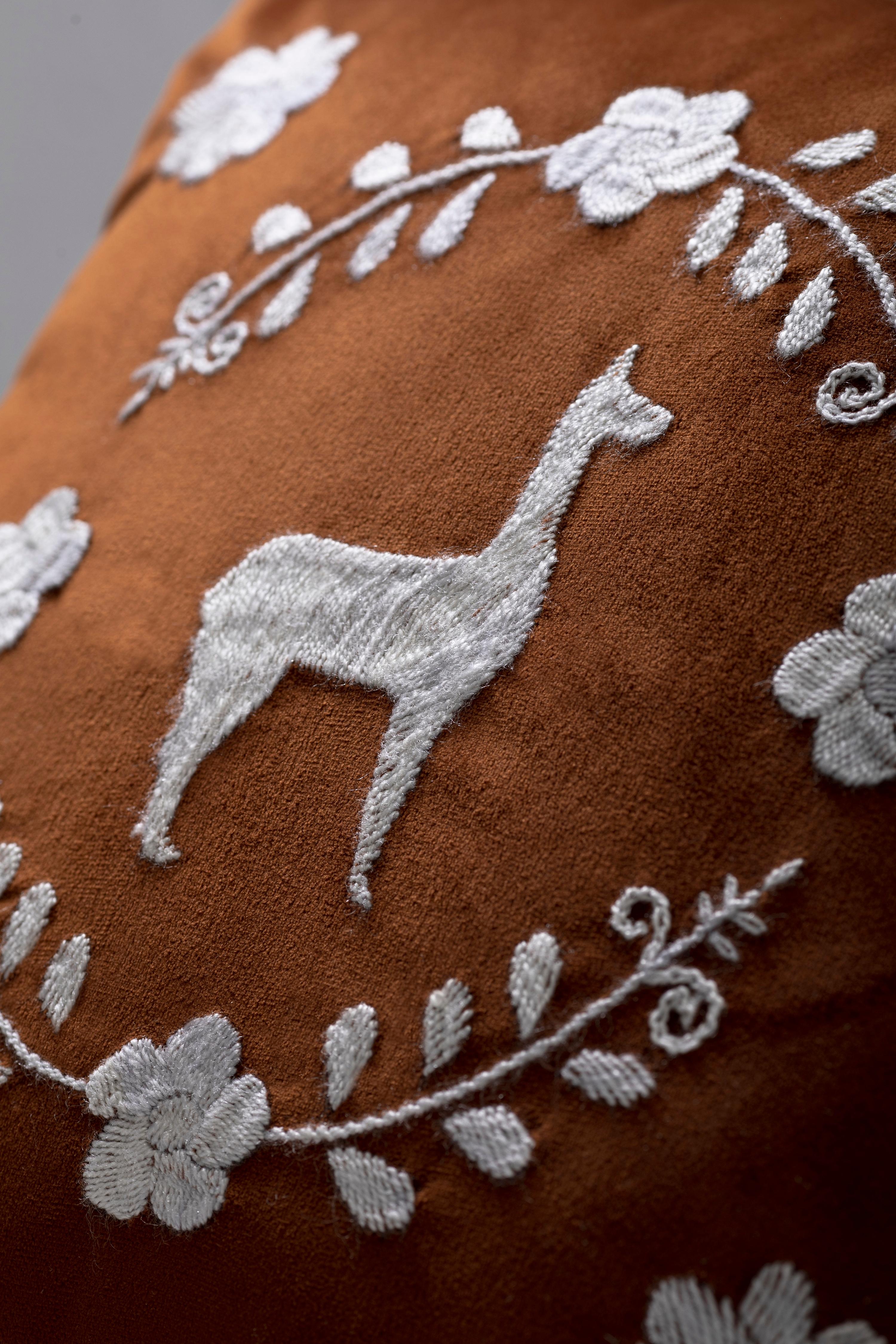 Cuscini decorativi ricamati a mano LLAMA in velluto terracotta ANDEAN, set di 2 In condizioni Nuovo in vendita a Quito, Pichincha