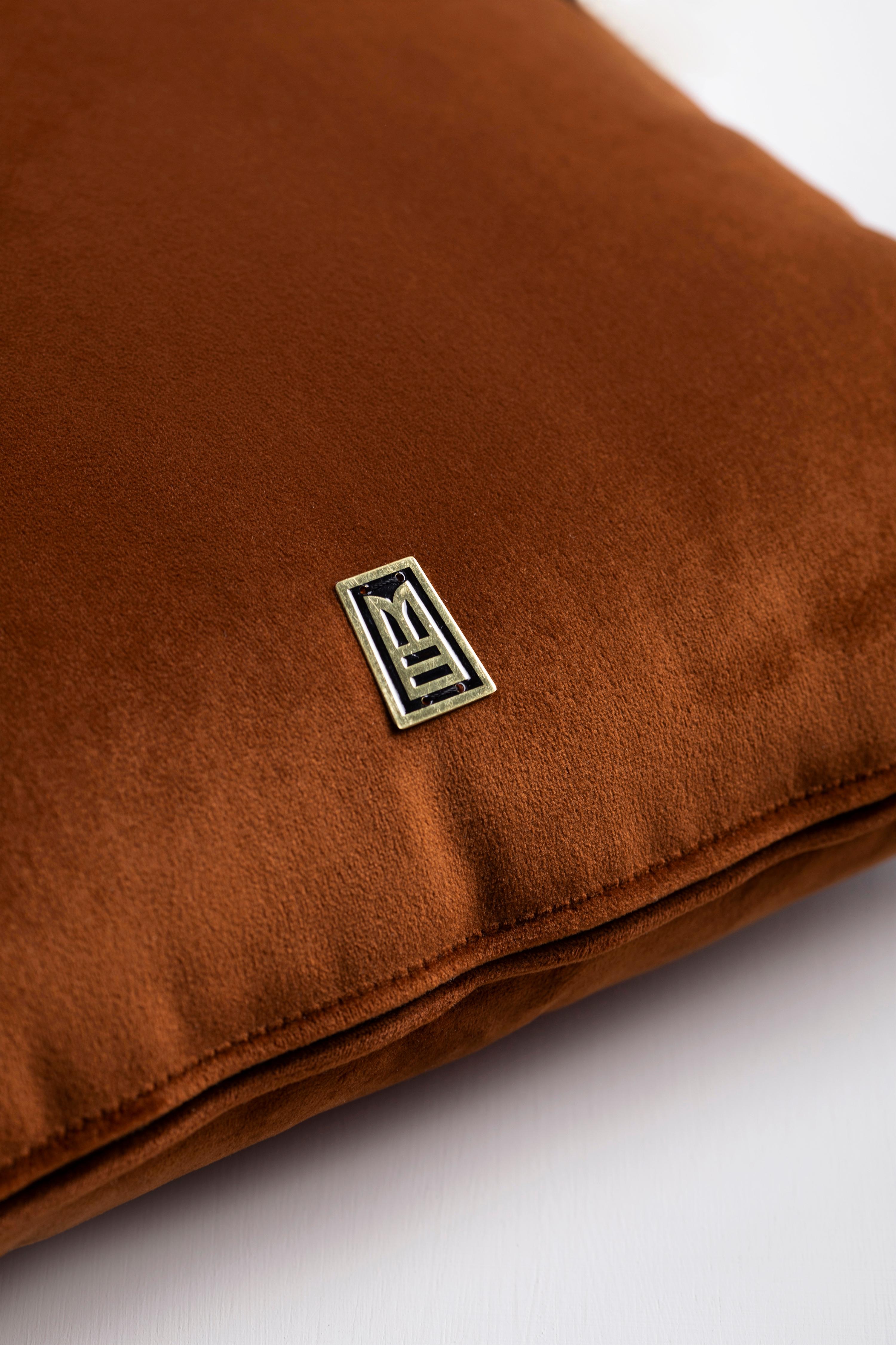 XXI secolo e contemporaneo Cuscini decorativi ricamati a mano LLAMA in velluto terracotta ANDEAN, set di 2 in vendita