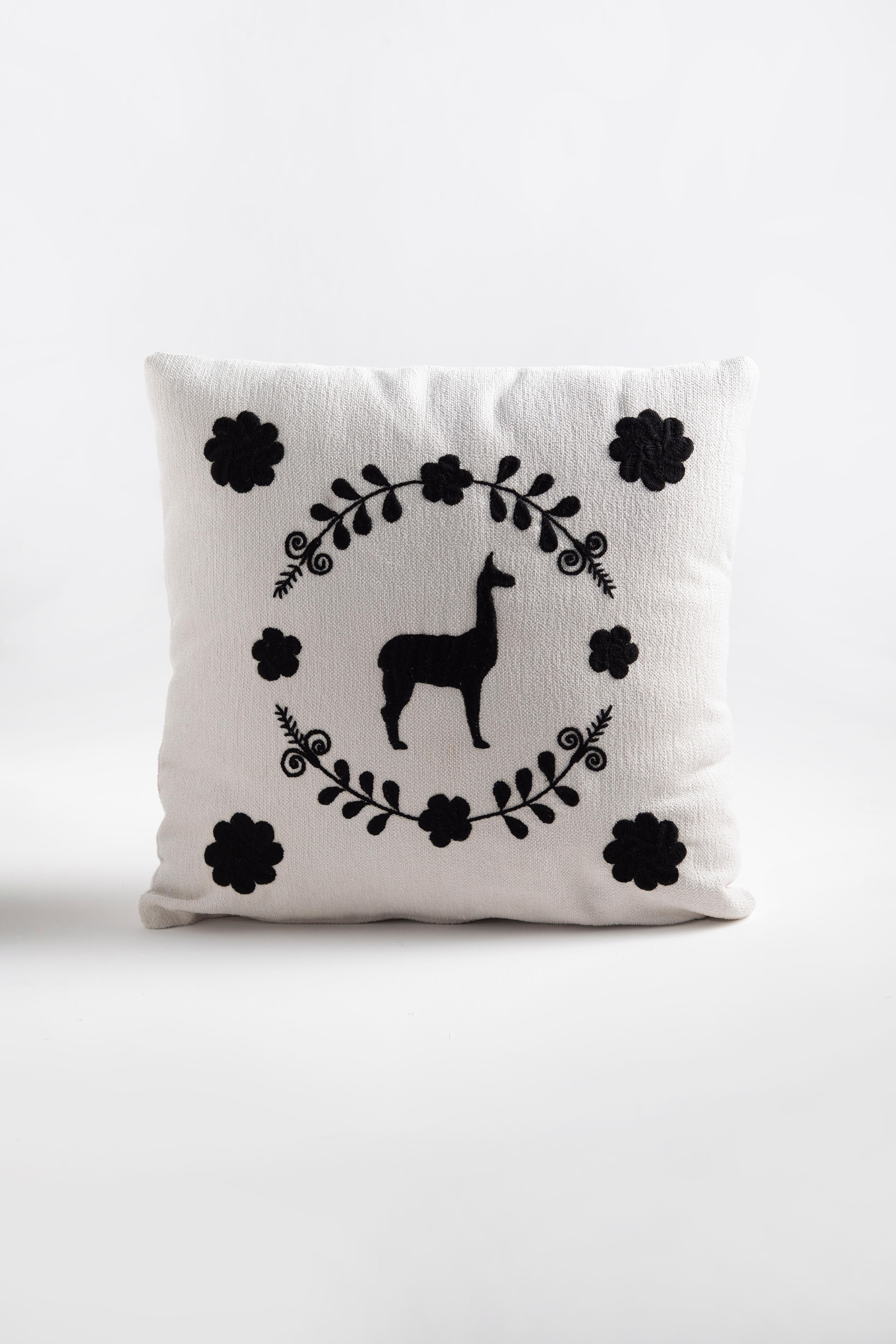 Decorative pillows with hand-embroidered llama motif from Zuleta, Imbabura, and waterproof velvet or upholstery fabric.

These decorative cushions are carefully hand-crafted with cotton embroidery and enriched with accents of sheep fur and leather.