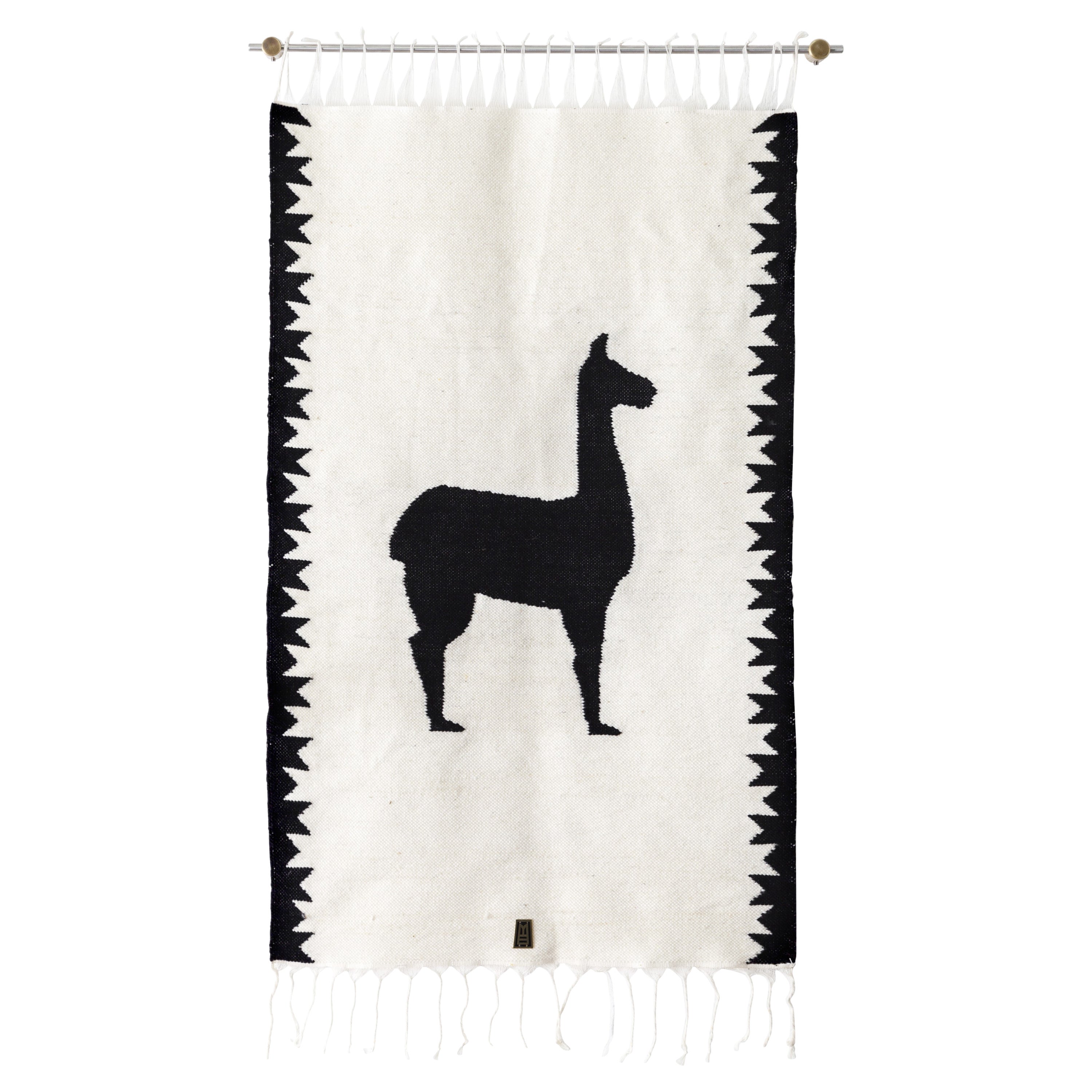 LLAMA Handgewebter Wandteppich aus Schafwolle, Wandhalterung aus Bronze, Elfenbein im Angebot