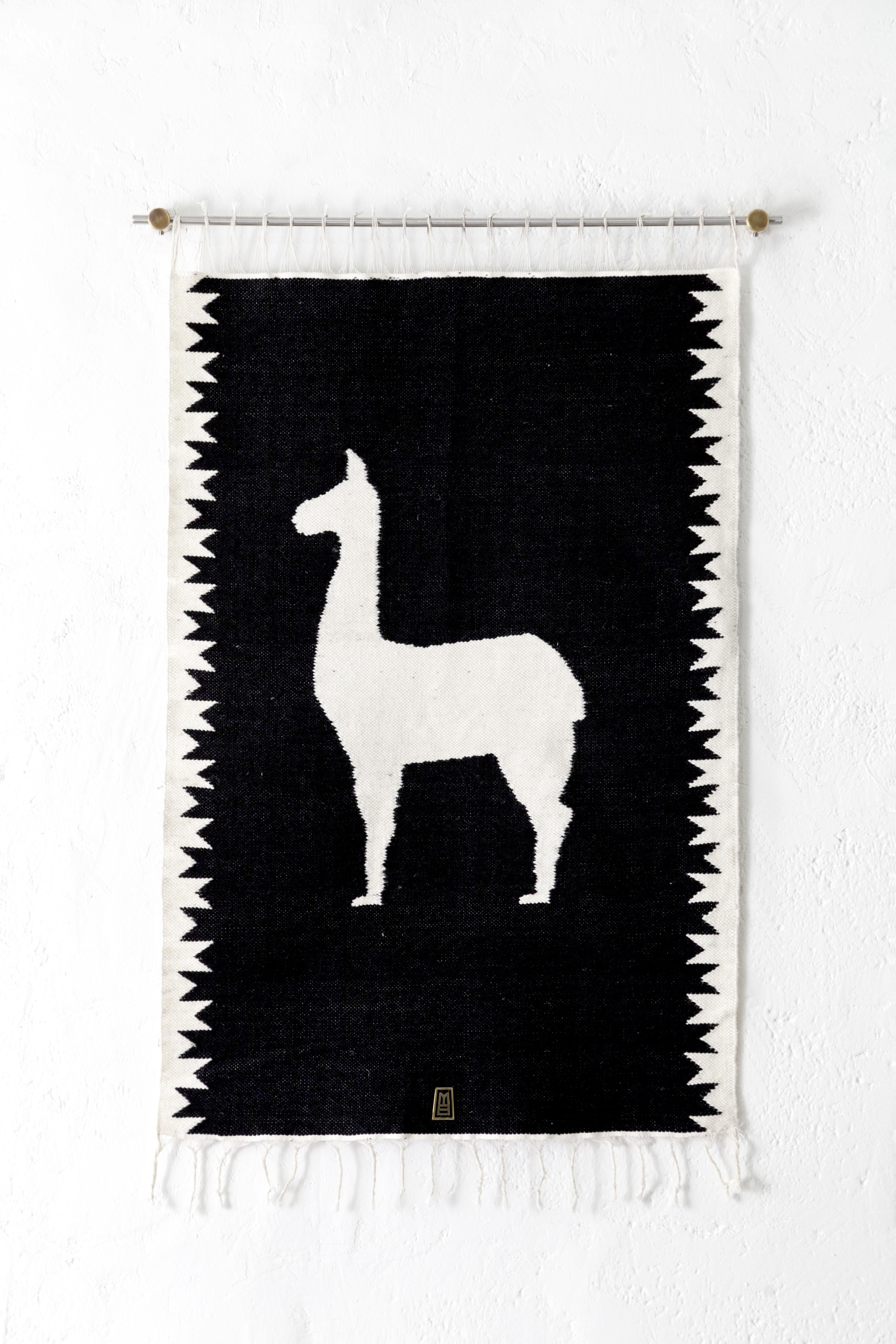 Moderne LLAMA Tapisserie en laine de mouton tissée à la main, bronze avec support mural en acier inoxydable, noir en vente