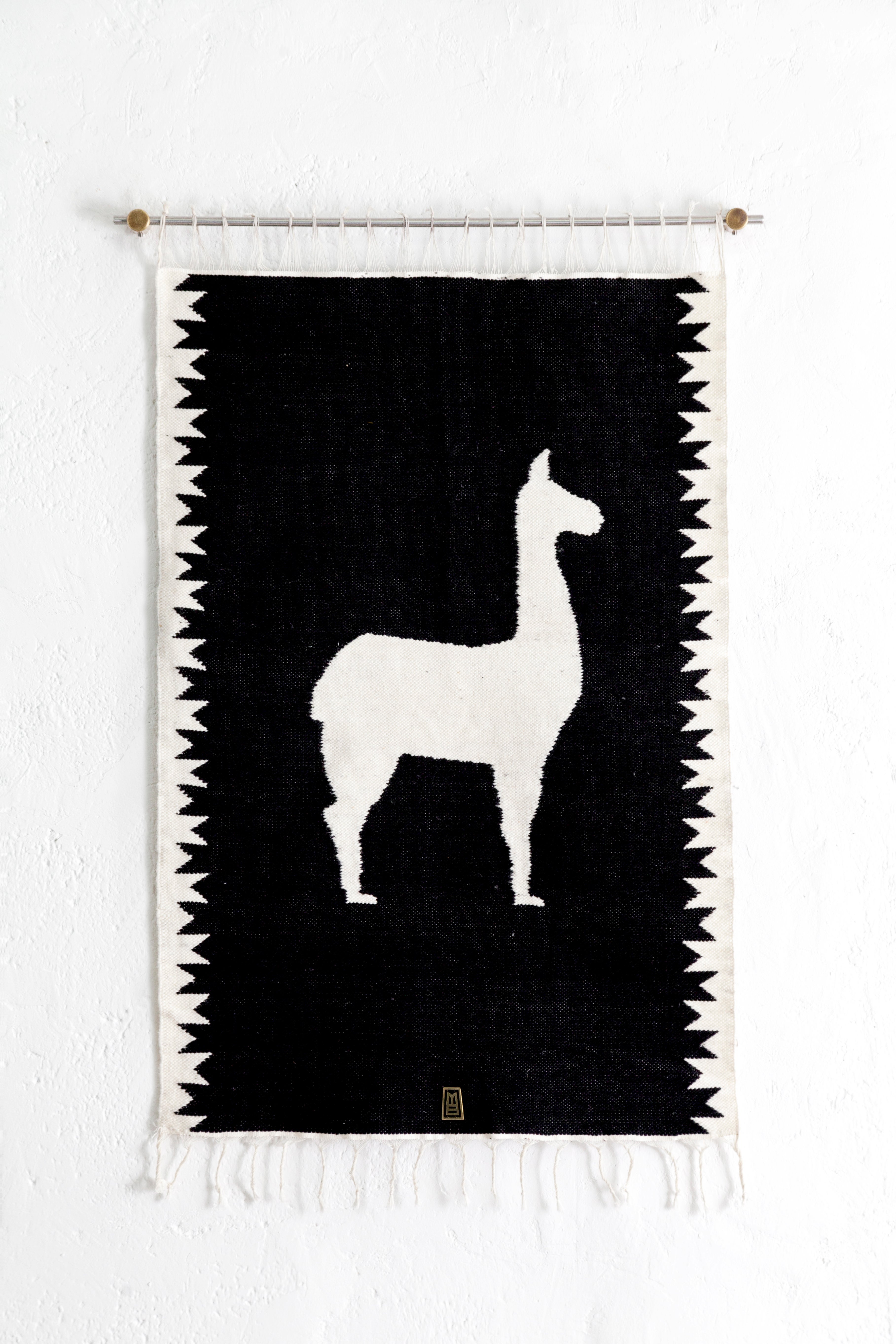 LLAMA Wandteppich aus handgewebter Schafswolle, Bronze mit Edelstahl-Wandhalterung, Schwarz im Angebot