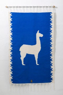 LLAMA Tapisserie en laine de mouton tissée à la main, support mural en bronze vieilli, bleu lapis