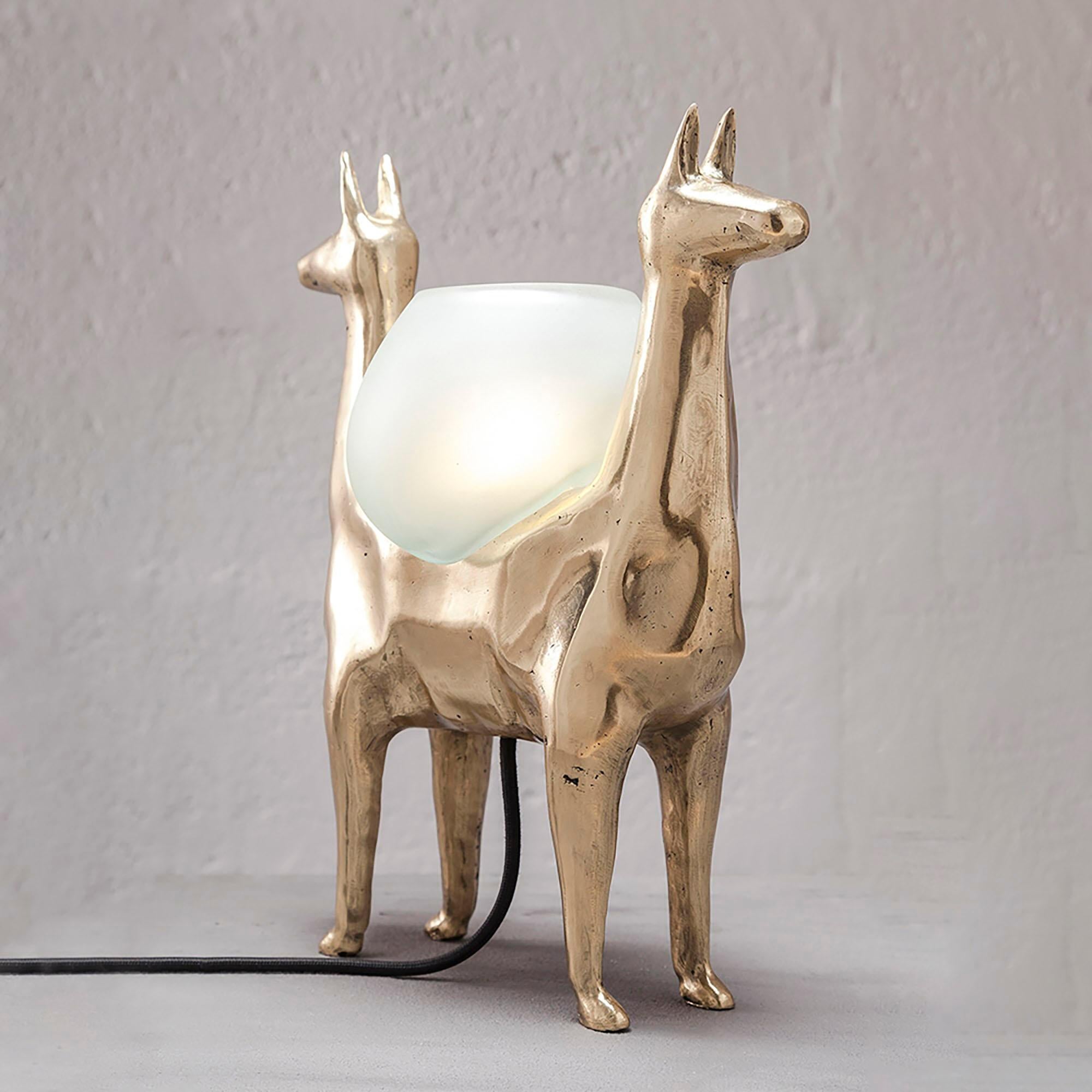 Lámpara de mesa decorativa Llamas en bronce pulido y cristal by Estudio Andean
Dimensiones: P 30,5 x An 7 x Al 34,5 cm. 
Materiales: Bronce y cristal.

Todas nuestras lámparas pueden cablearse según cada país. Si se vende a EE.UU., se cableará para