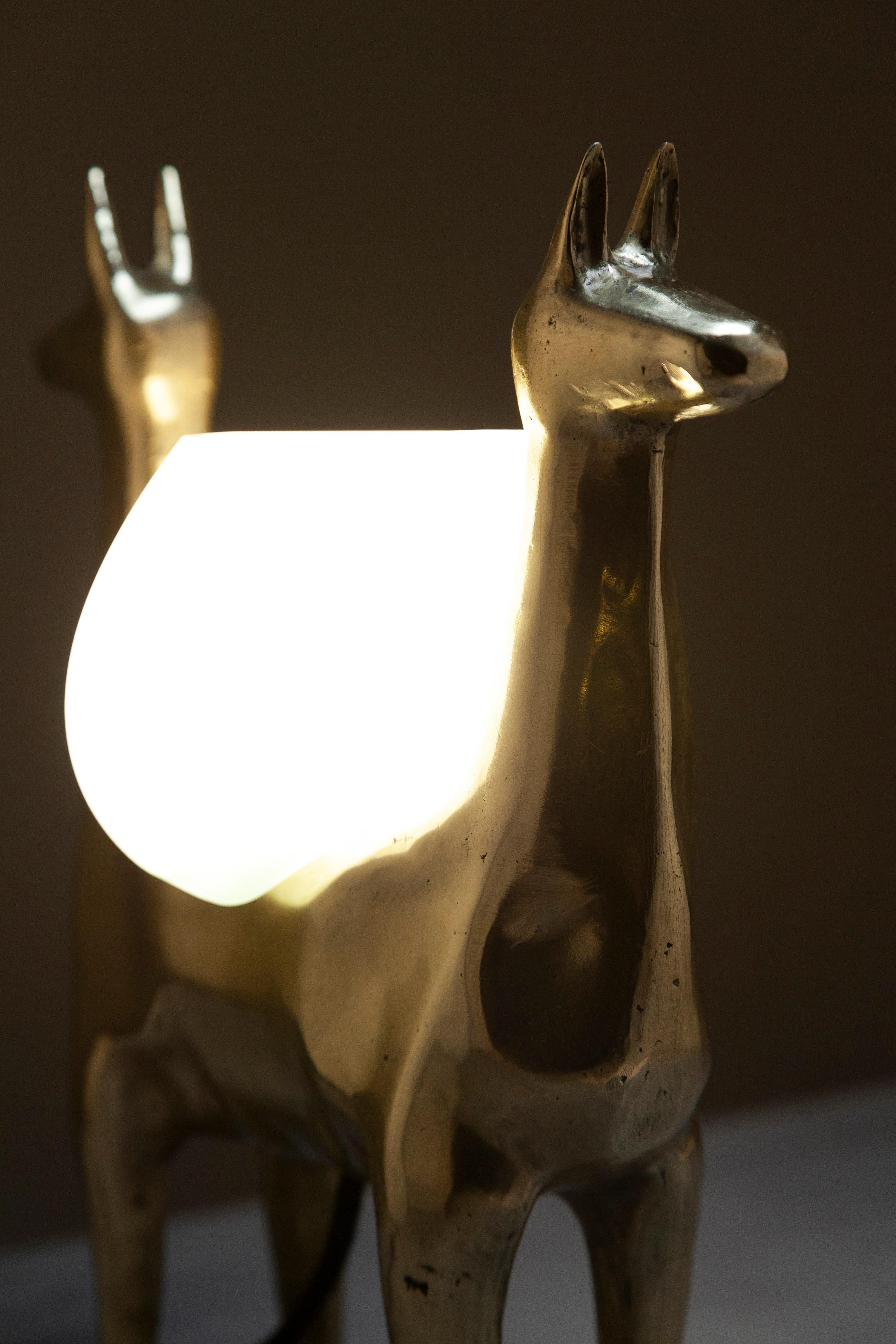 Lámpara de mesa decorativa Llamas en bronce pulido y cristal by Estudio Andean Posmoderno en venta
