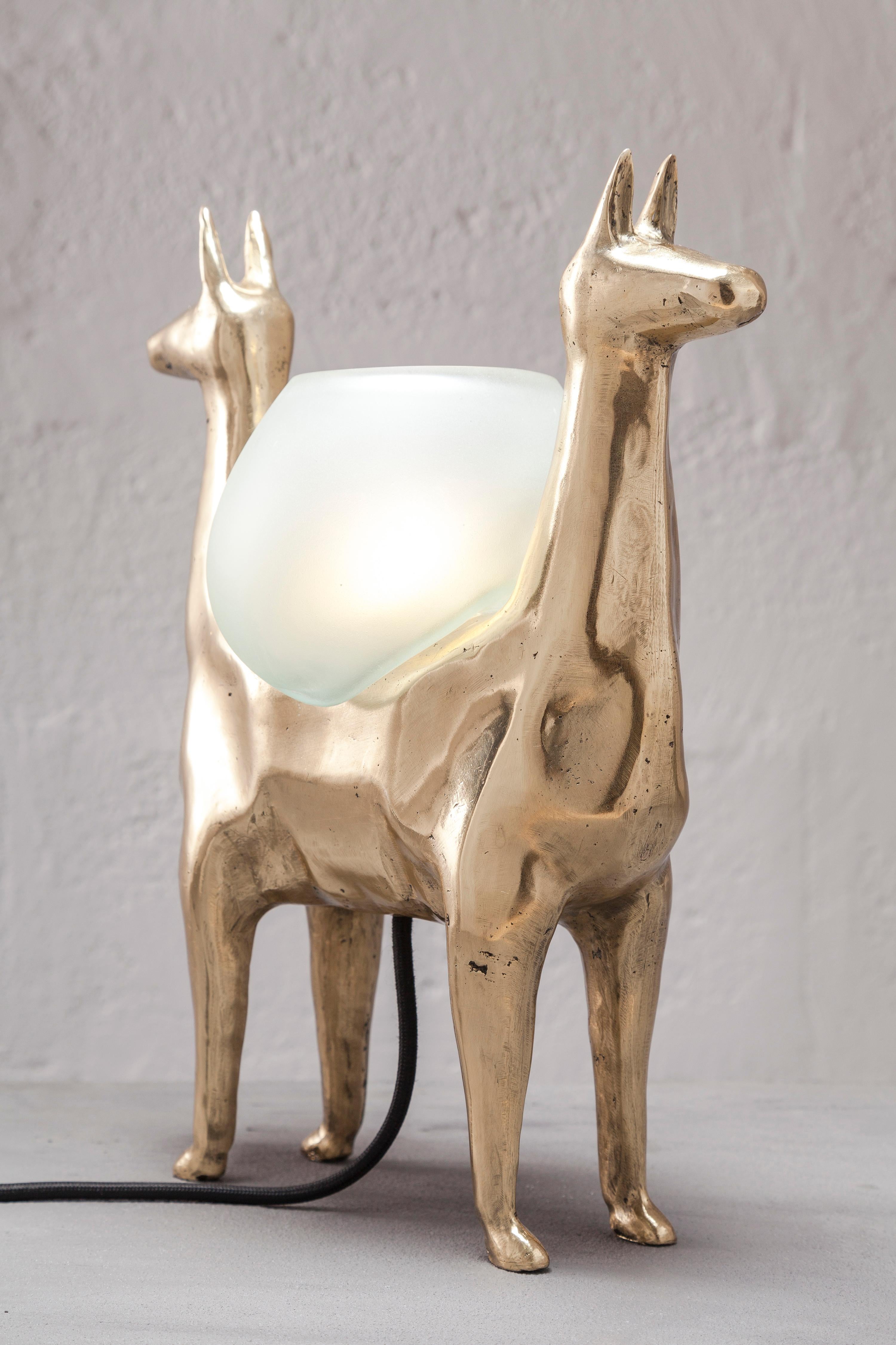 Lámpara de mesa decorativa Llamas en bronce pulido y cristal by Estudio Andean Otro en venta