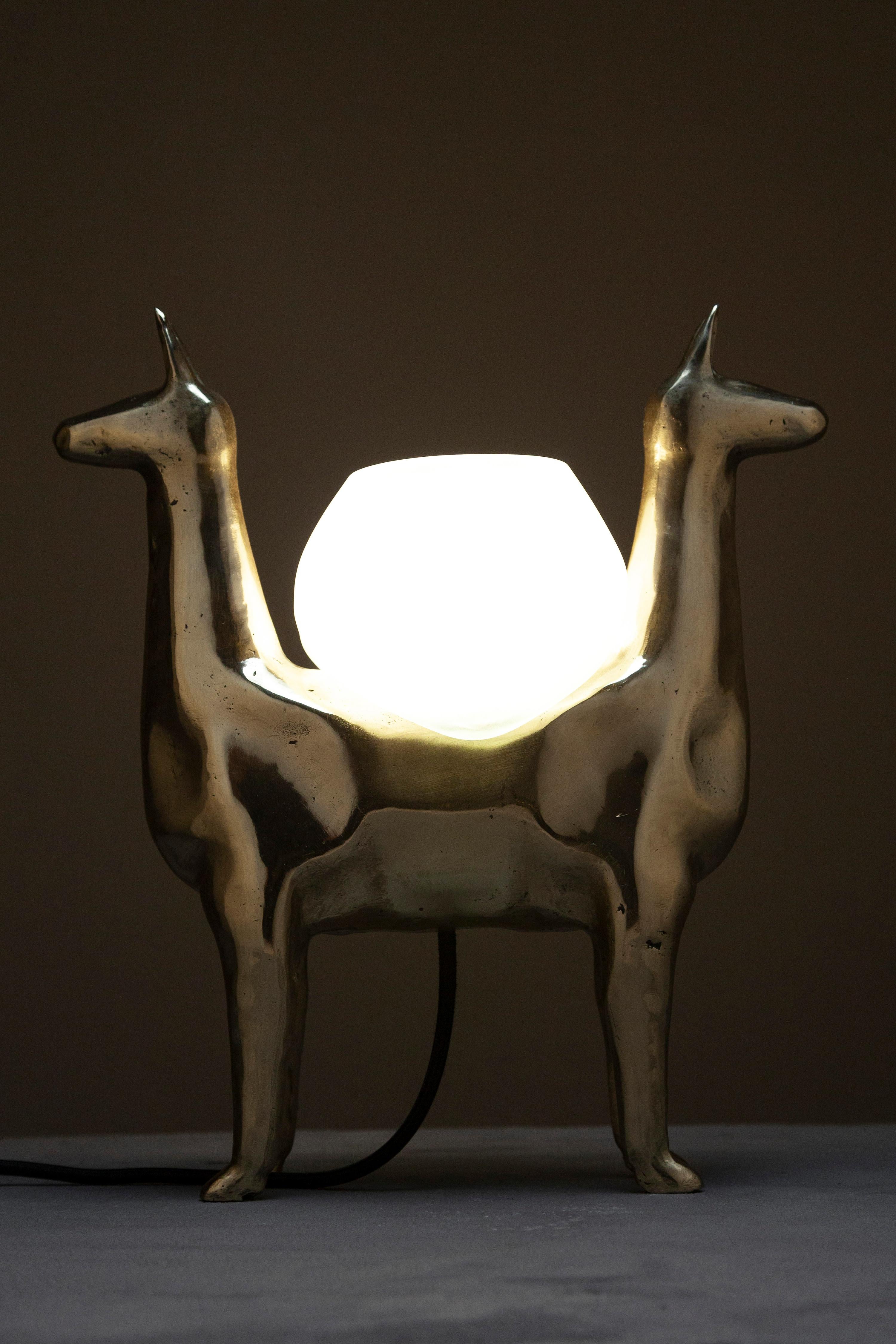 Lámpara de mesa decorativa Llamas en bronce pulido y cristal by Estudio Andean en Nuevo estado para la venta en Geneve, CH