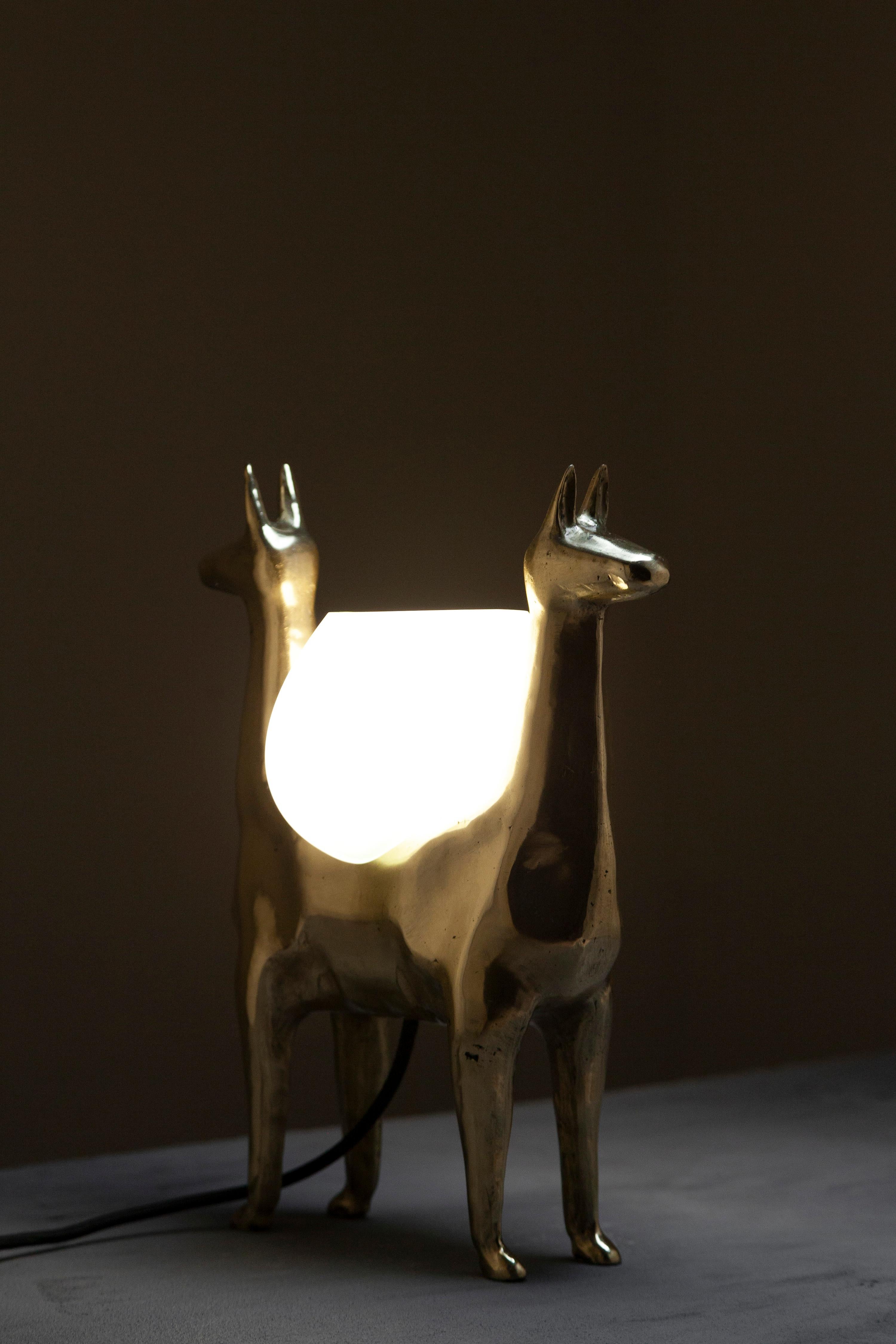 Lámpara de mesa decorativa Llamas en bronce pulido y cristal by Estudio Andean Siglo XXI y contemporáneo en venta