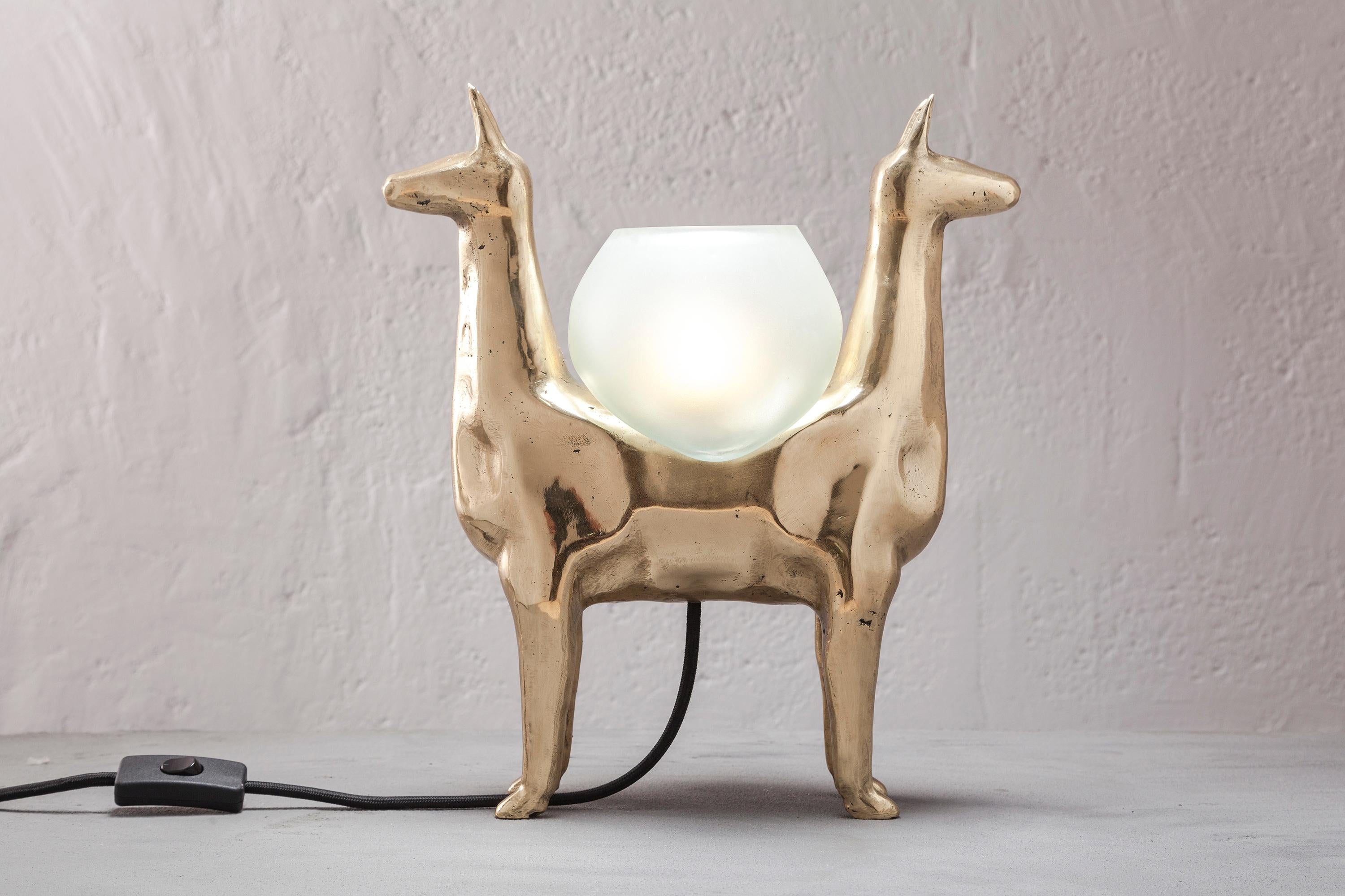Lámpara de mesa decorativa Llamas en bronce pulido y cristal by Estudio Andean Bronce en venta