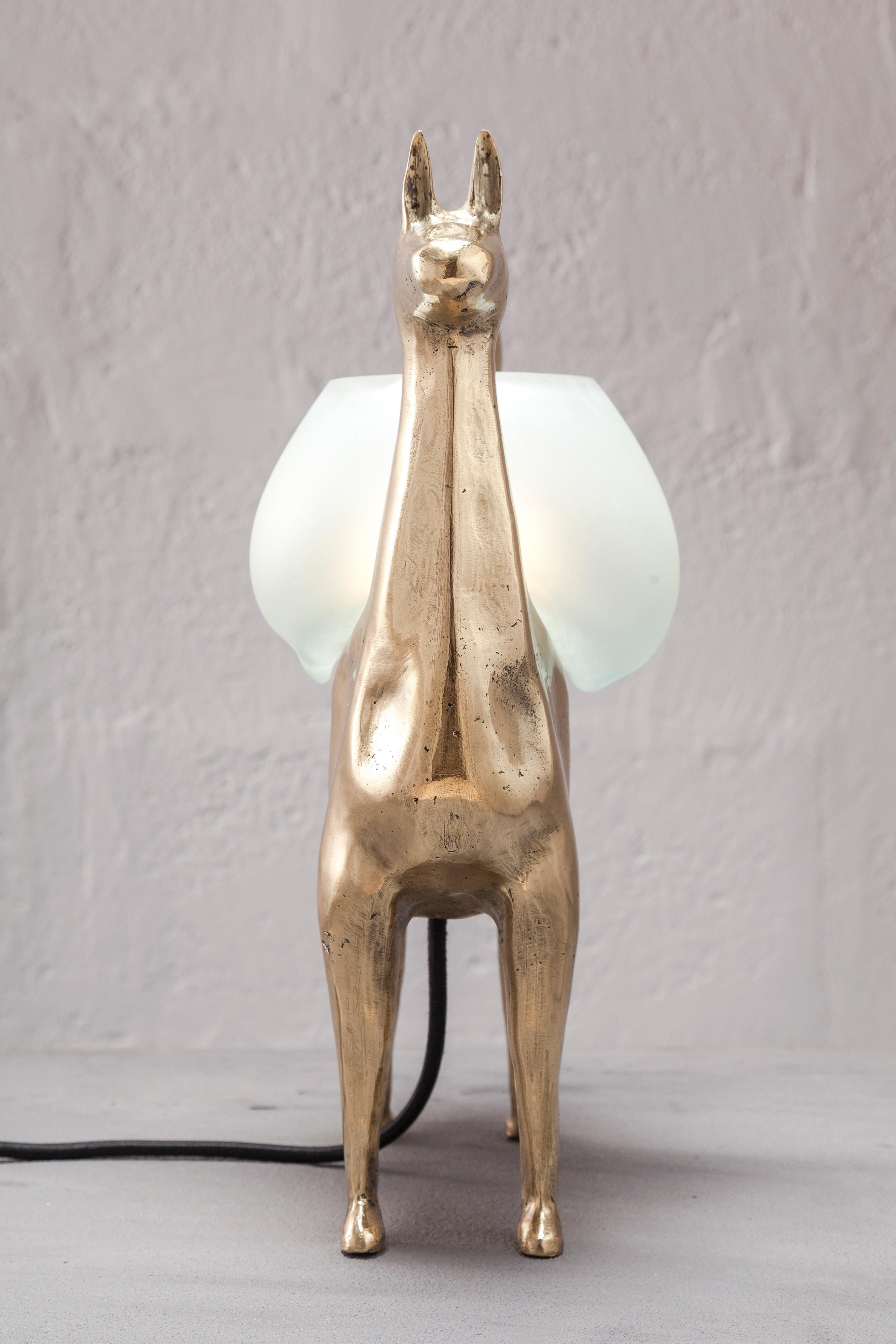 Lámpara de mesa decorativa Llamas en bronce pulido y cristal by Estudio Andean en venta 1