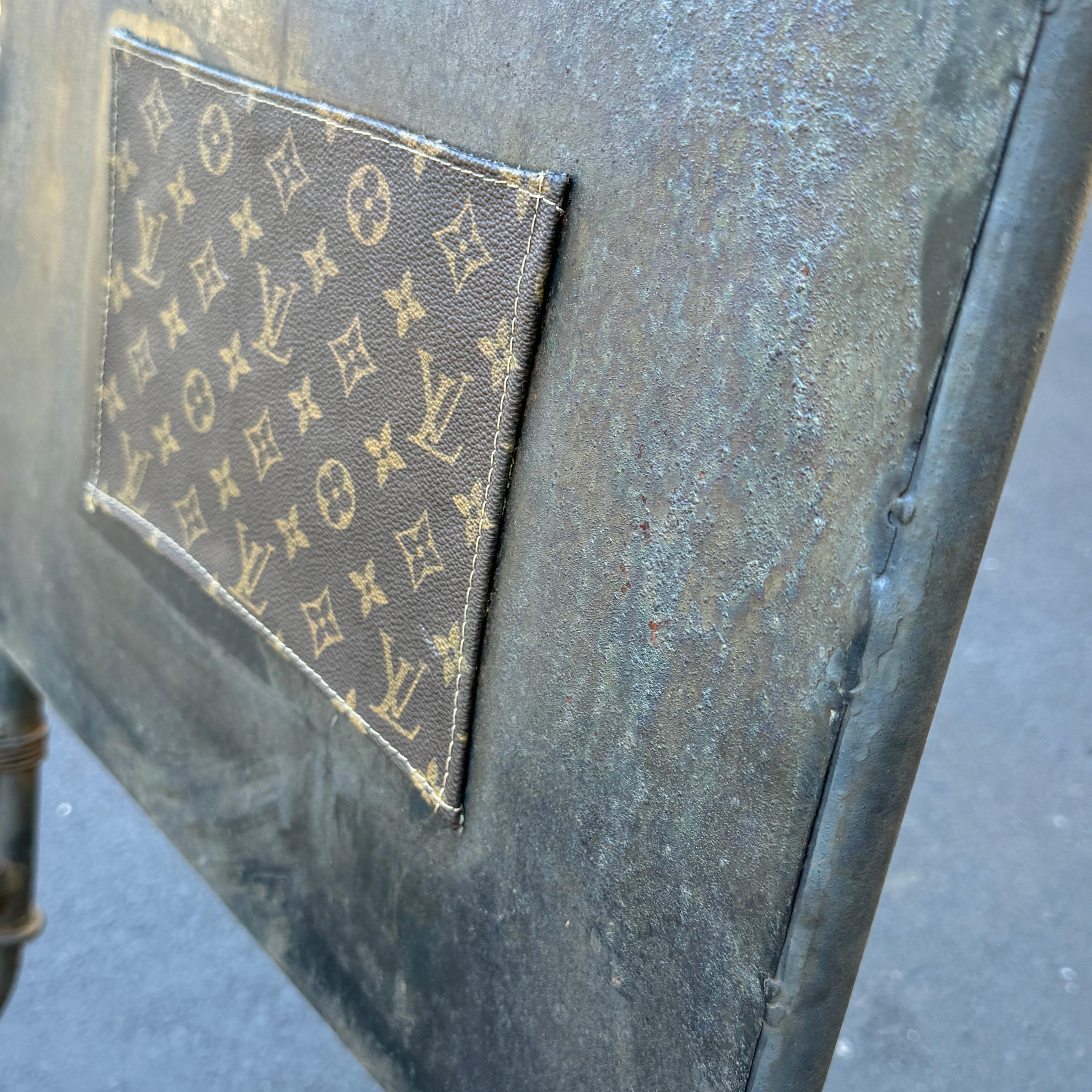 llana Goor Sedia in ferro battuto con tessuto Louis Vuitton Monogram in vendita 2